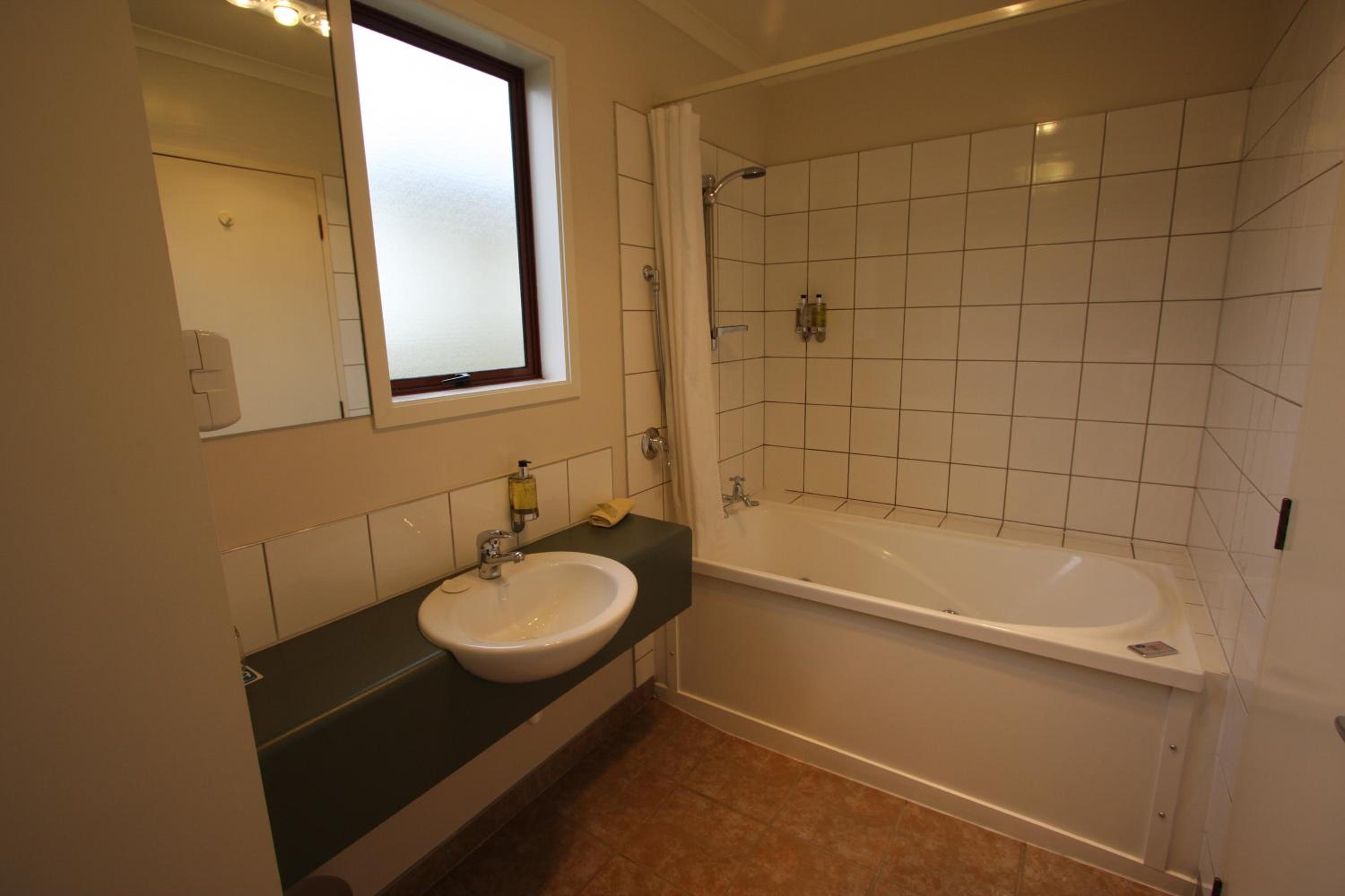 King Room with Spa Bath - Photo 5