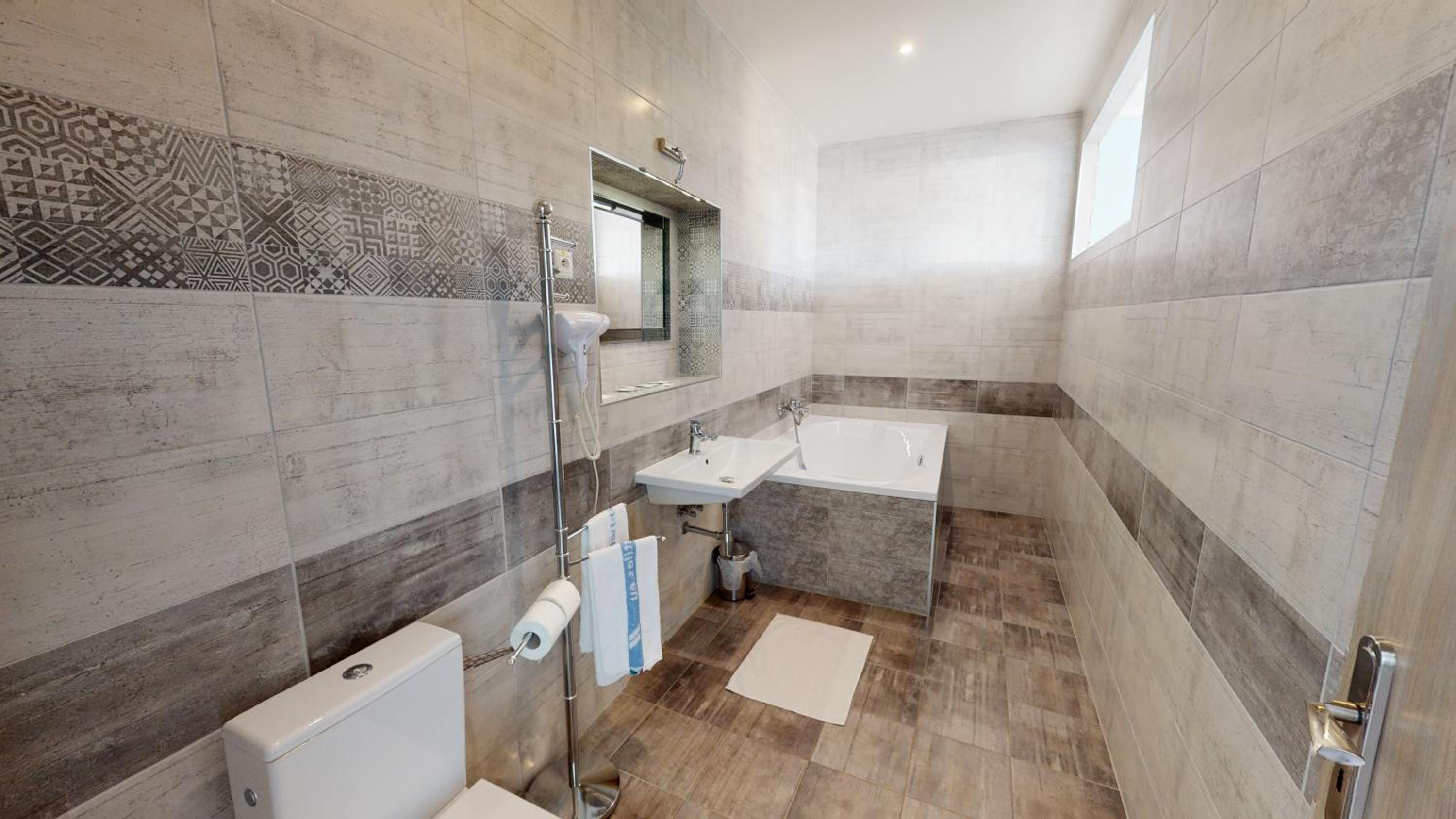 Deluxe Double Room with Bath - Photo 2