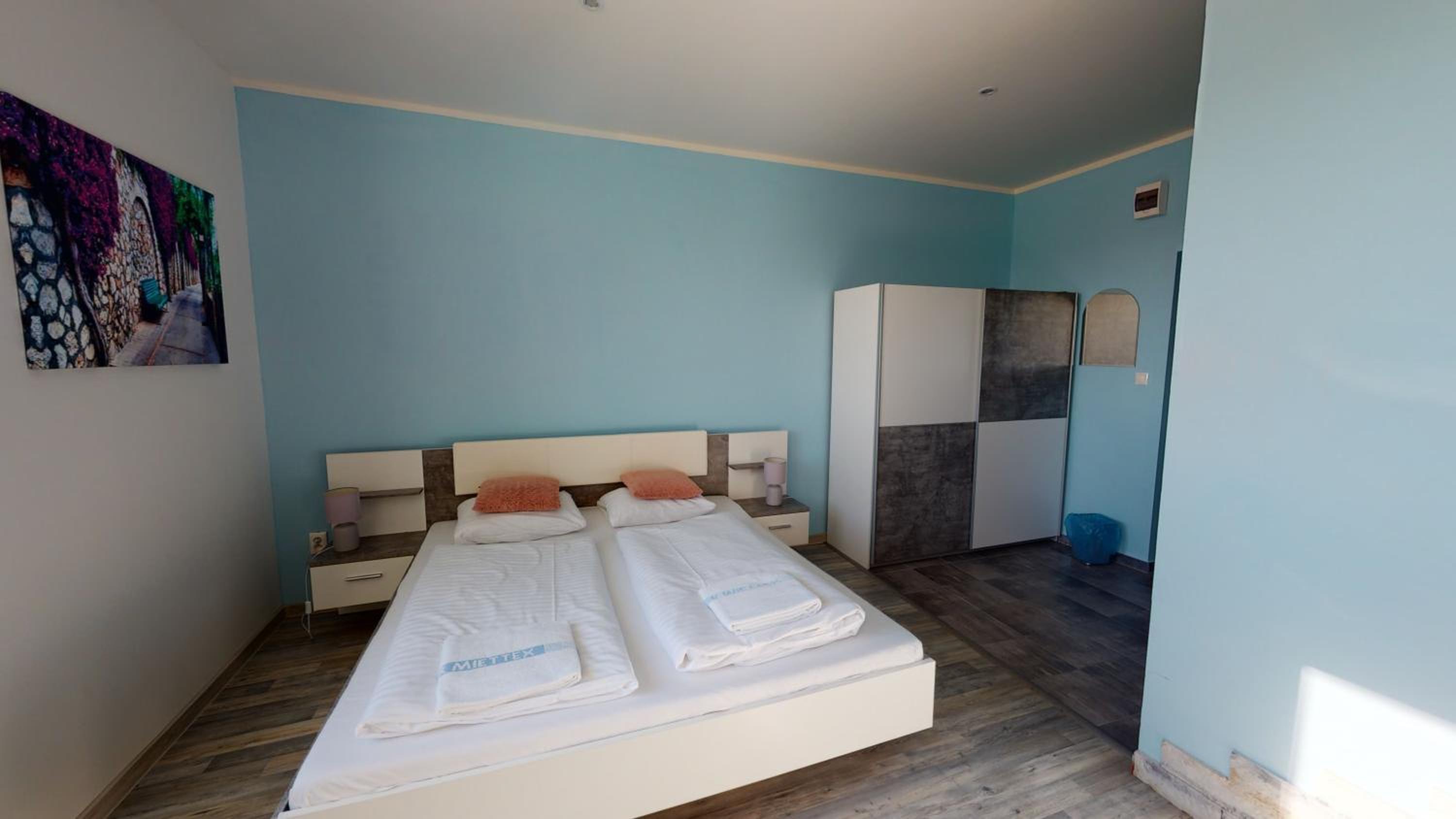 Deluxe Double Room with Bath - Photo 3