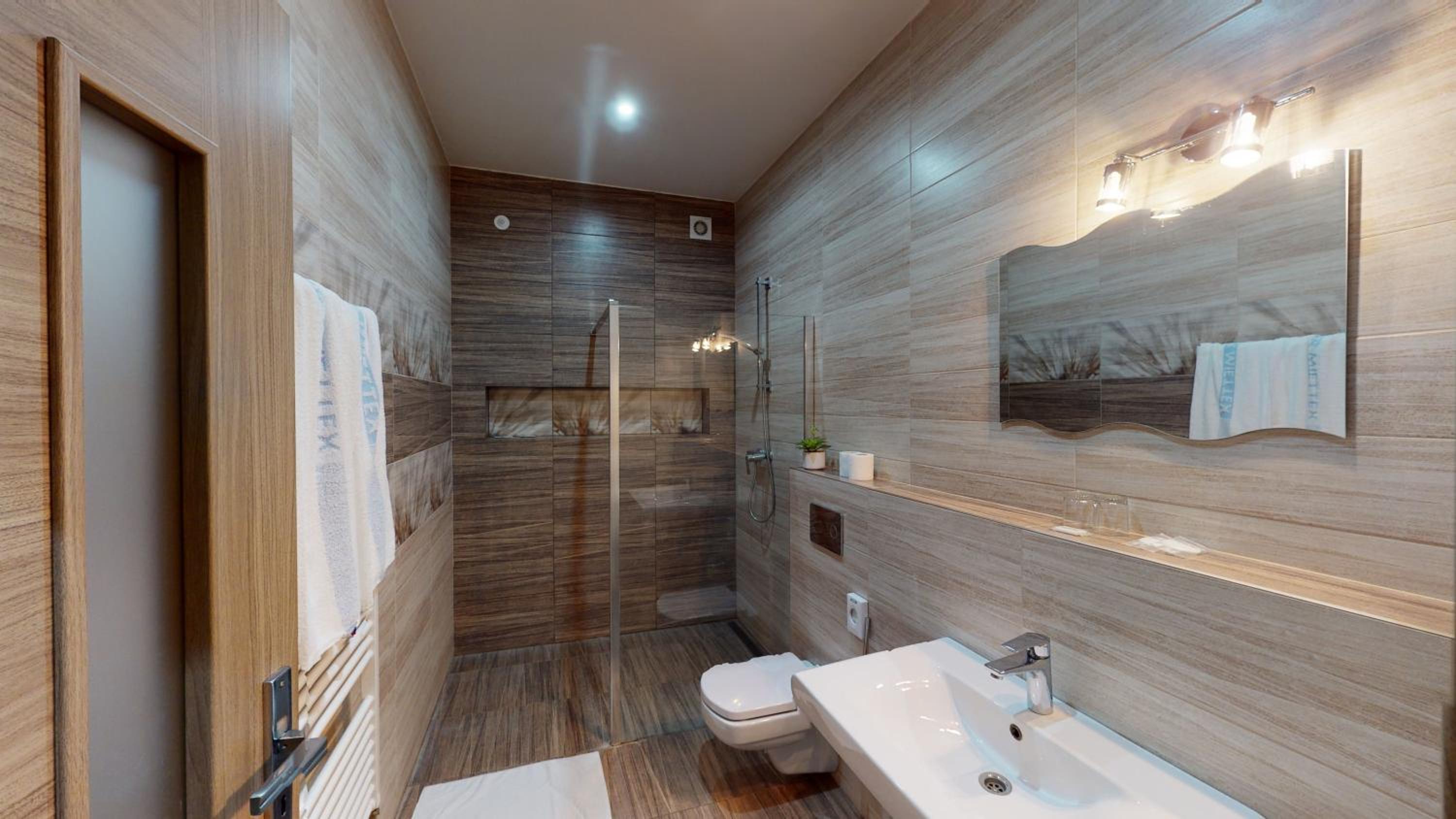 Deluxe Double Room with Shower - Photo 4