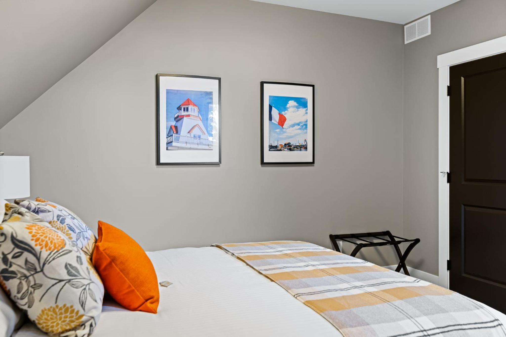 Six-Bedroom House - Photo 1