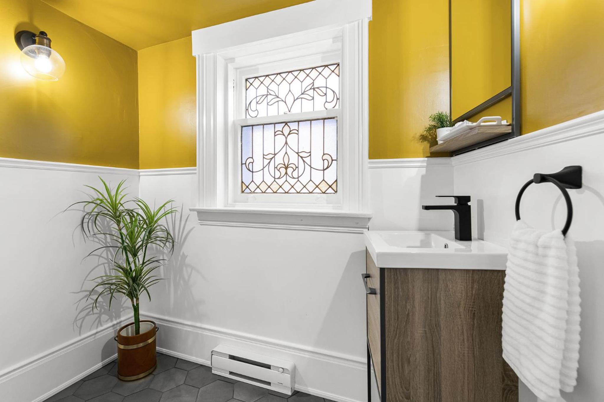 Six-Bedroom House - Photo 15