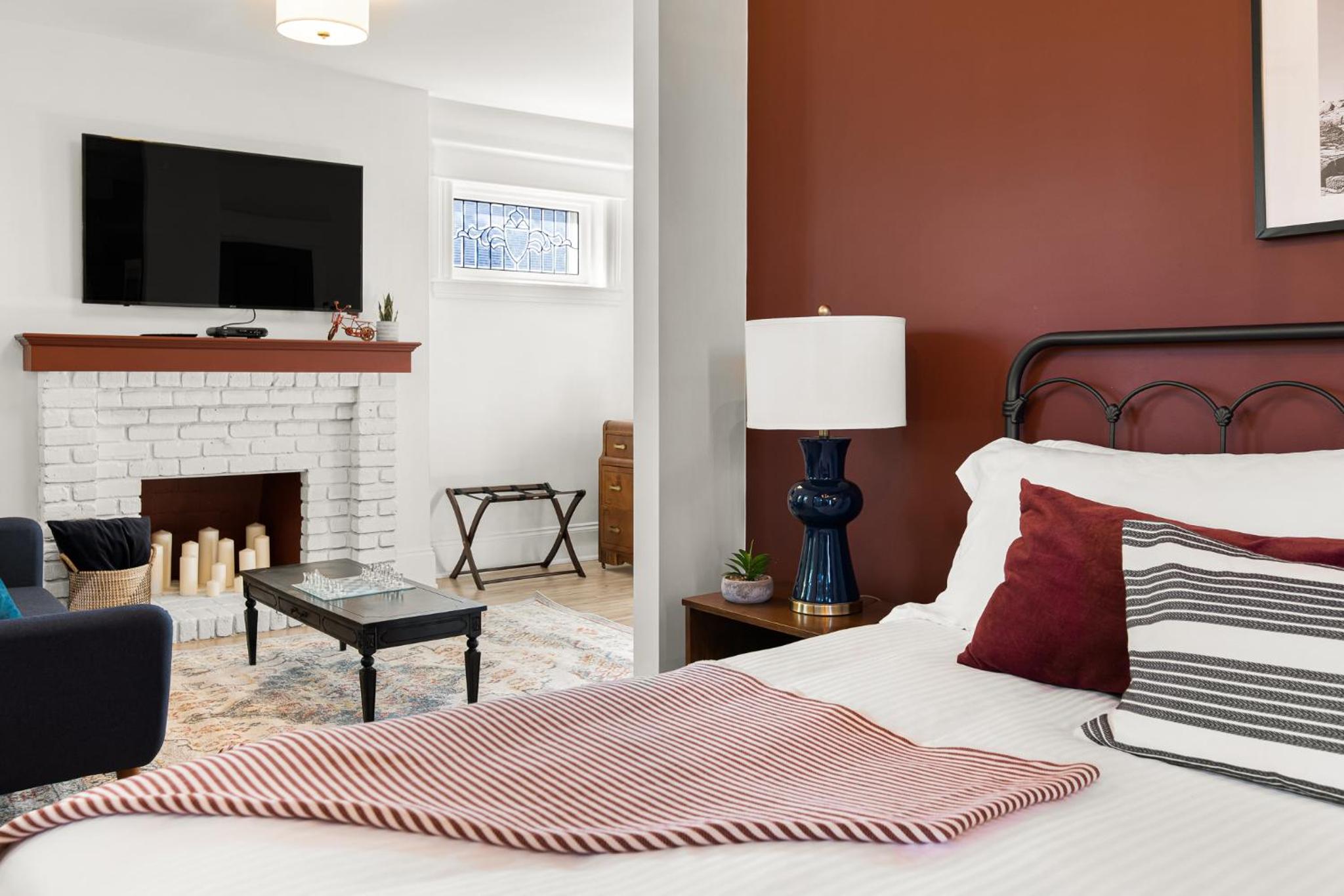 Six-Bedroom House - Photo 16
