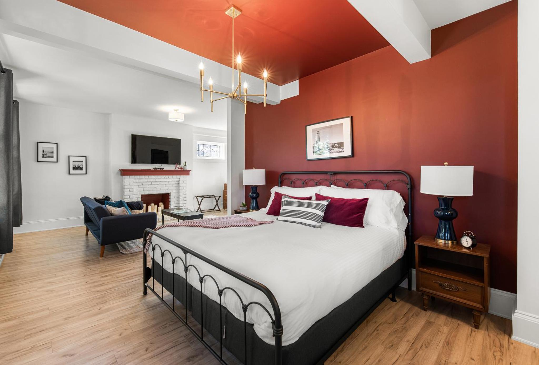 Six-Bedroom House - Photo 17
