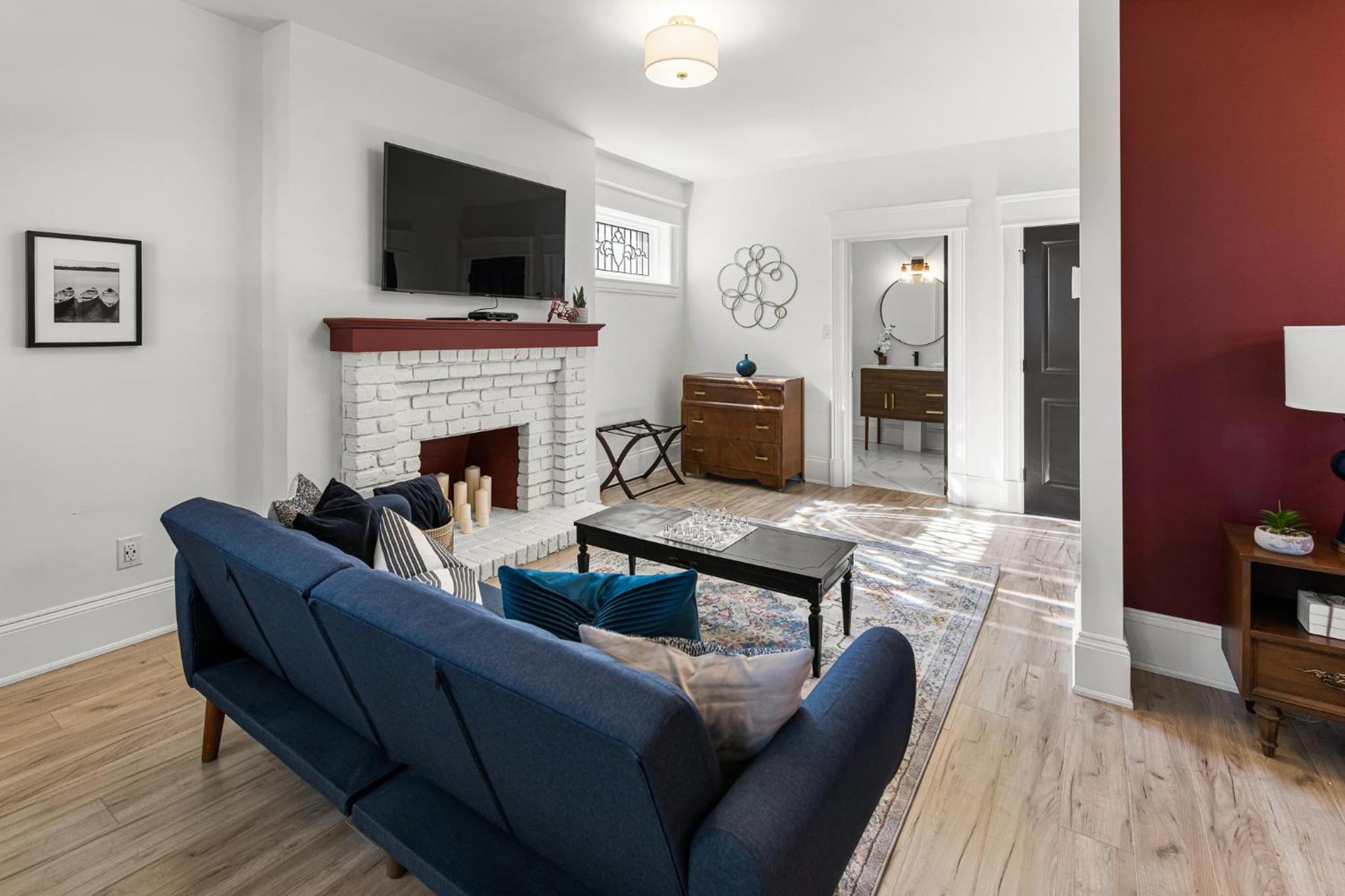 Six-Bedroom House - Photo 19