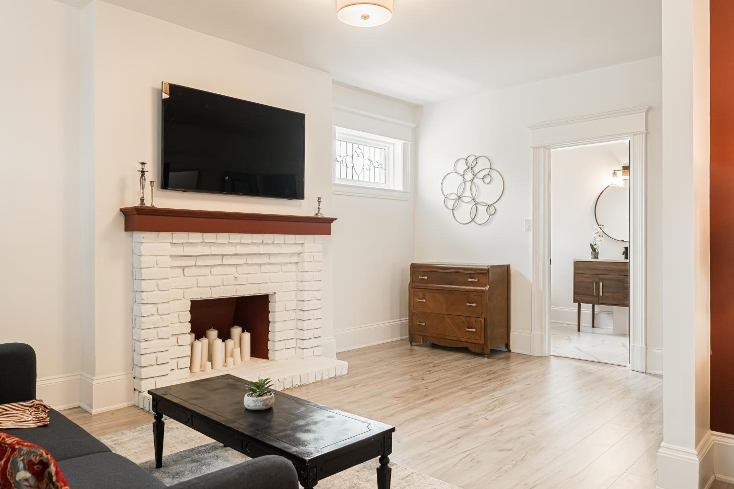 Six-Bedroom House - Photo 25