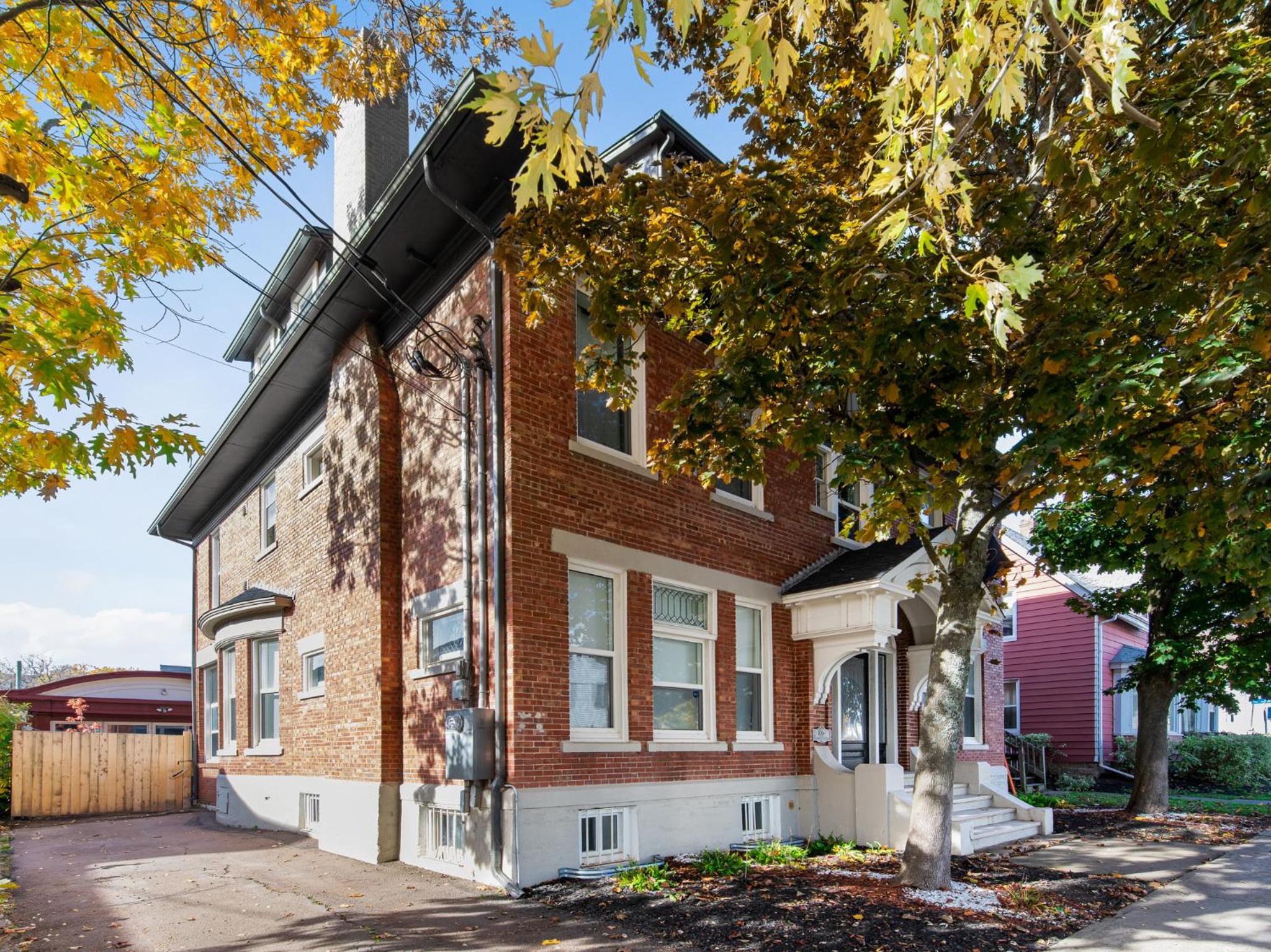 Six-Bedroom House - Photo 45