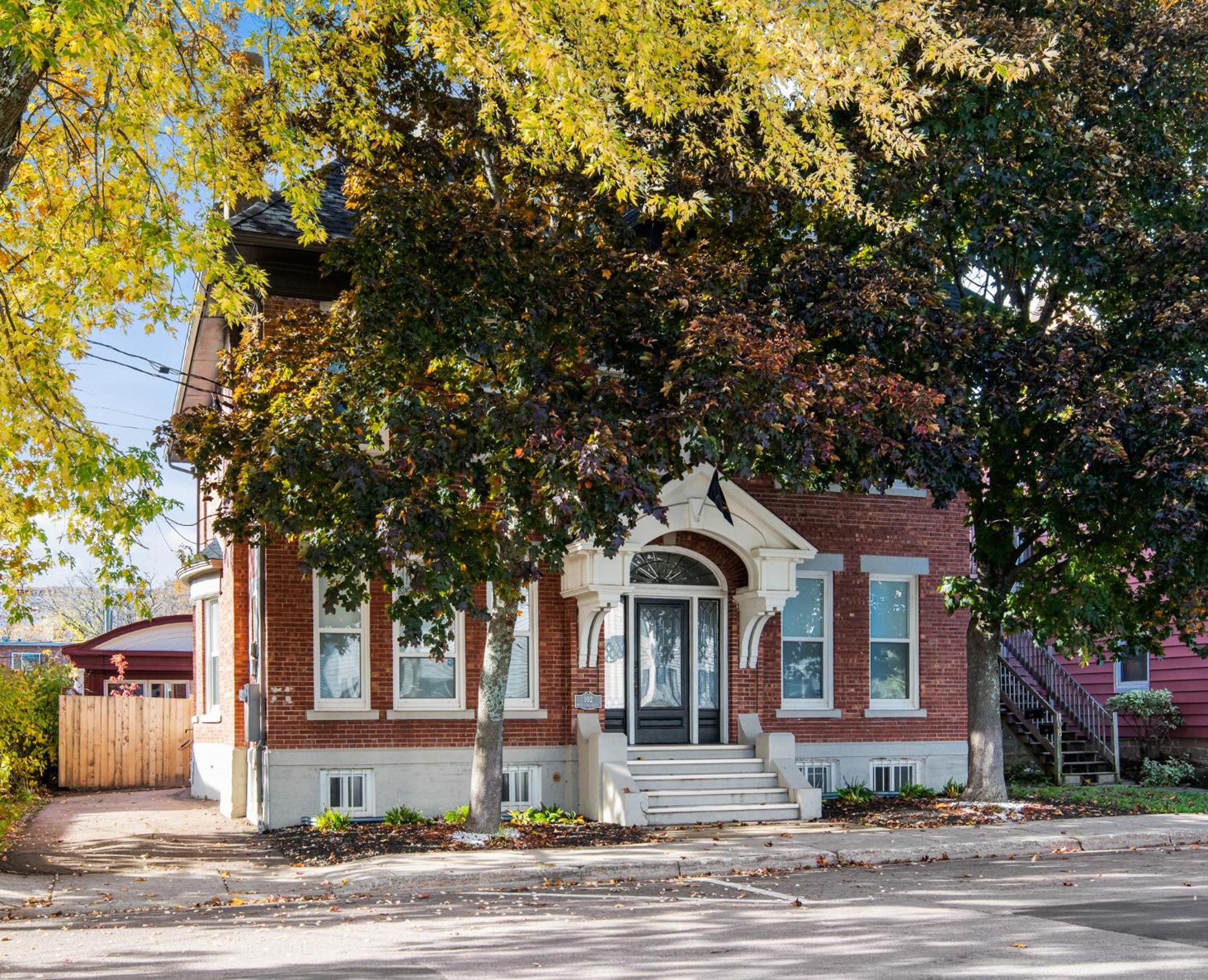 Six-Bedroom House - Photo 46