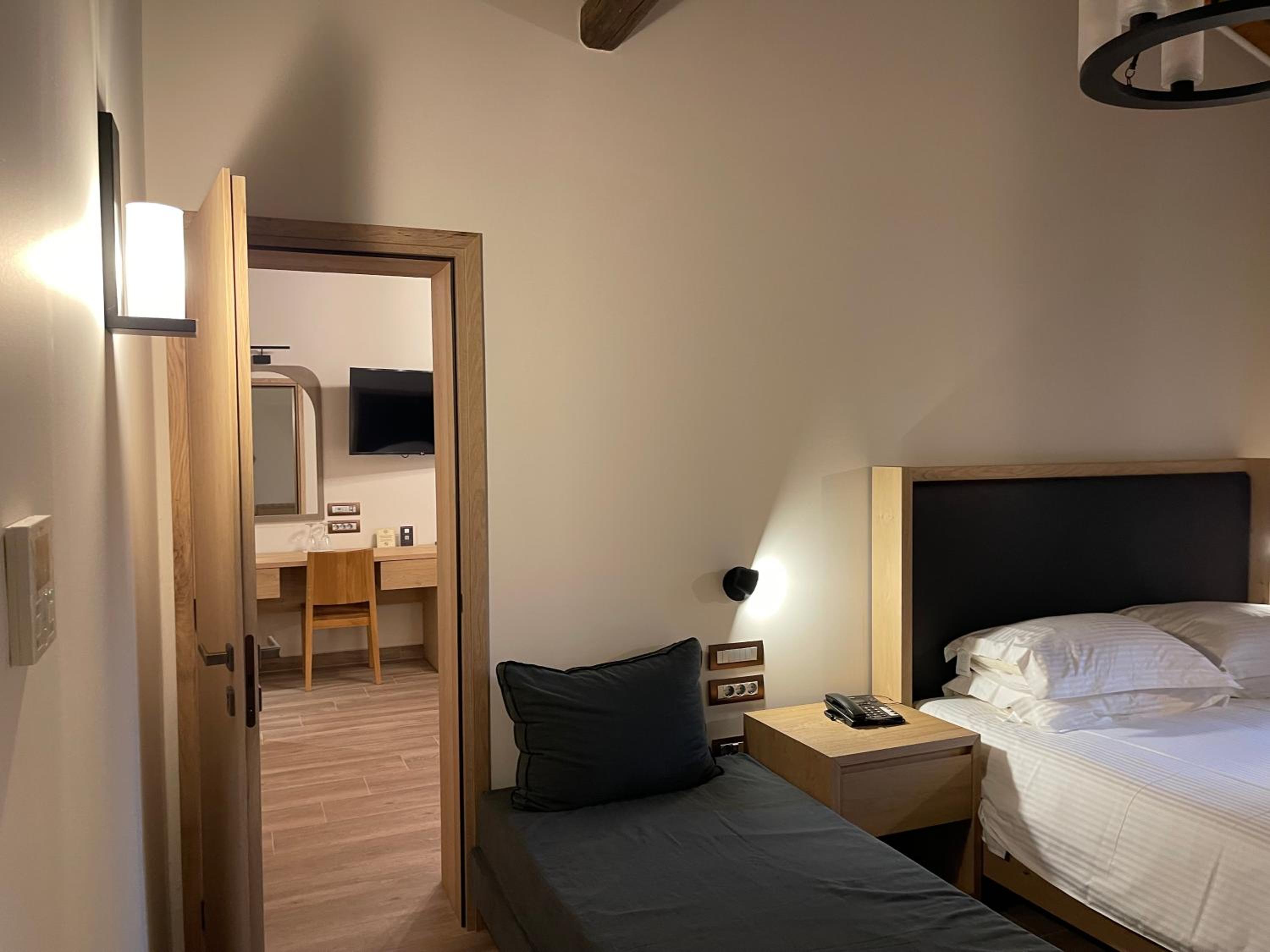 Deluxe Room - Photo 4