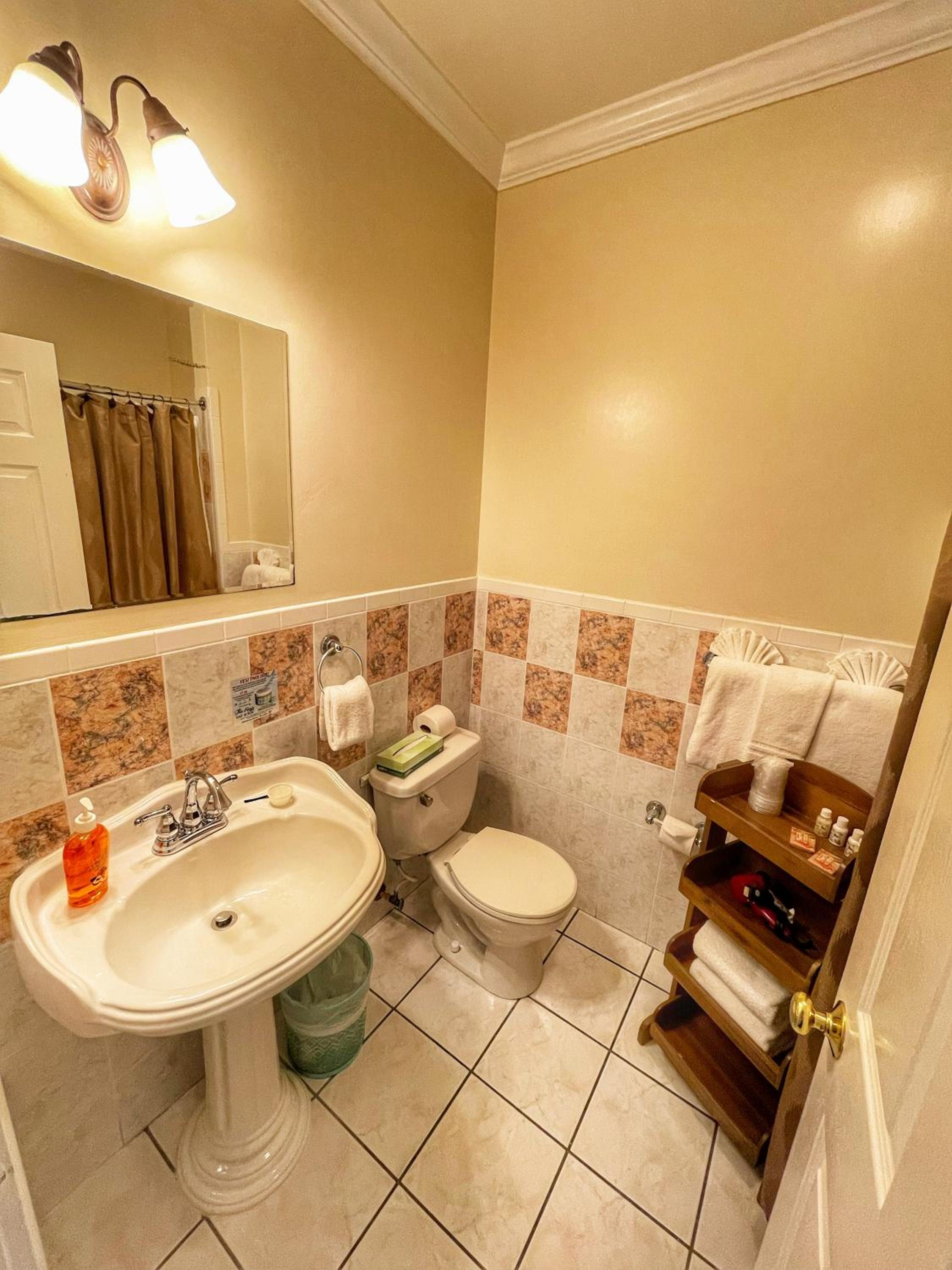 Queen Room photo 2