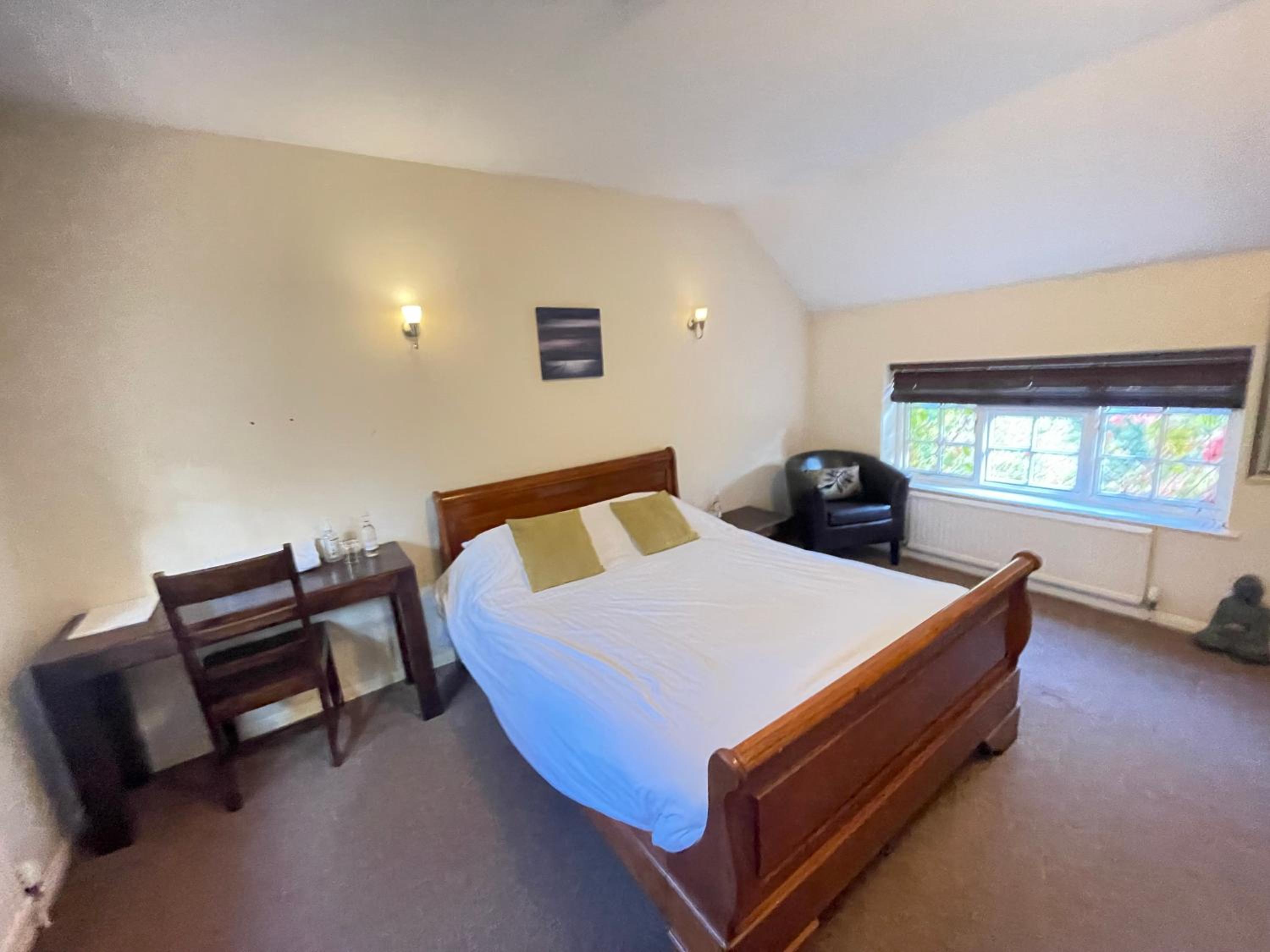 Six-Bedroom House photo 1