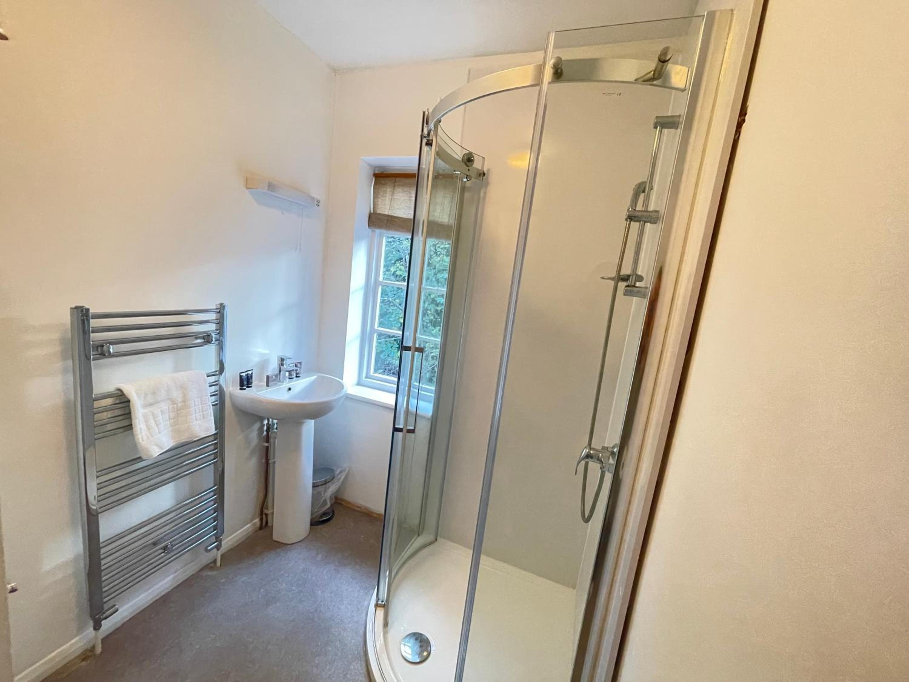 Six-Bedroom House photo 2