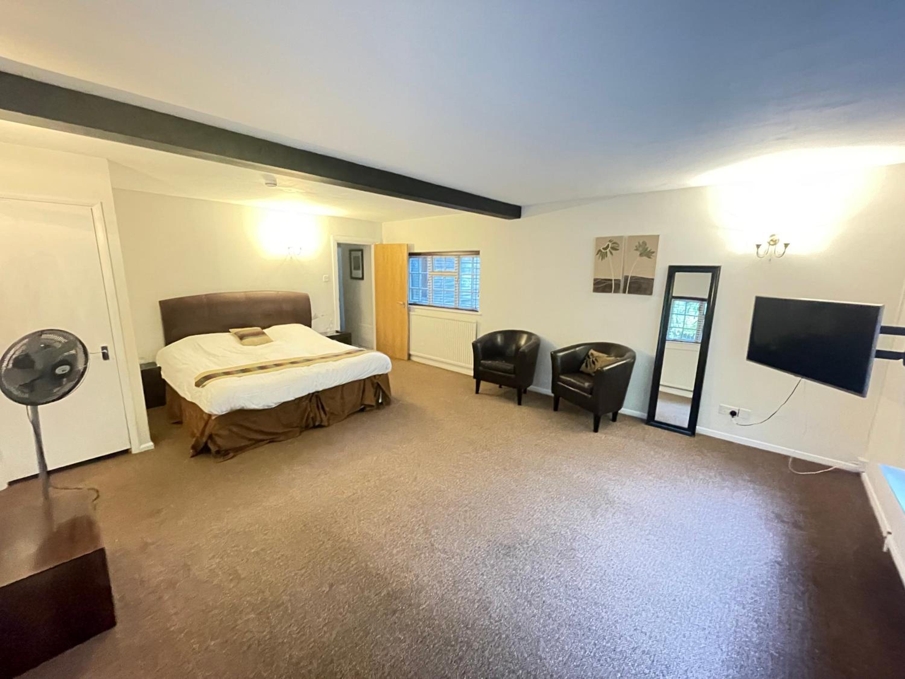 Six-Bedroom House photo 3