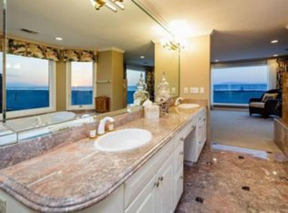 Six-Bedroom House photo 2