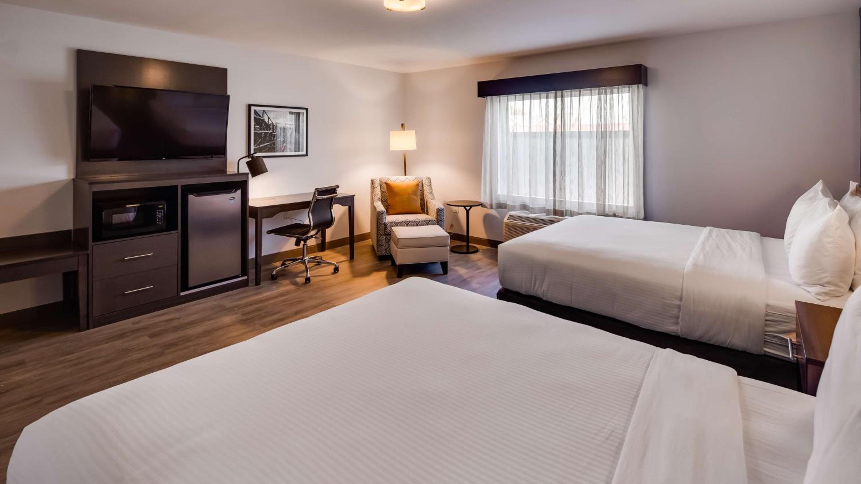 Queen Room with Two Queen Beds - Non-Smoking photo 2