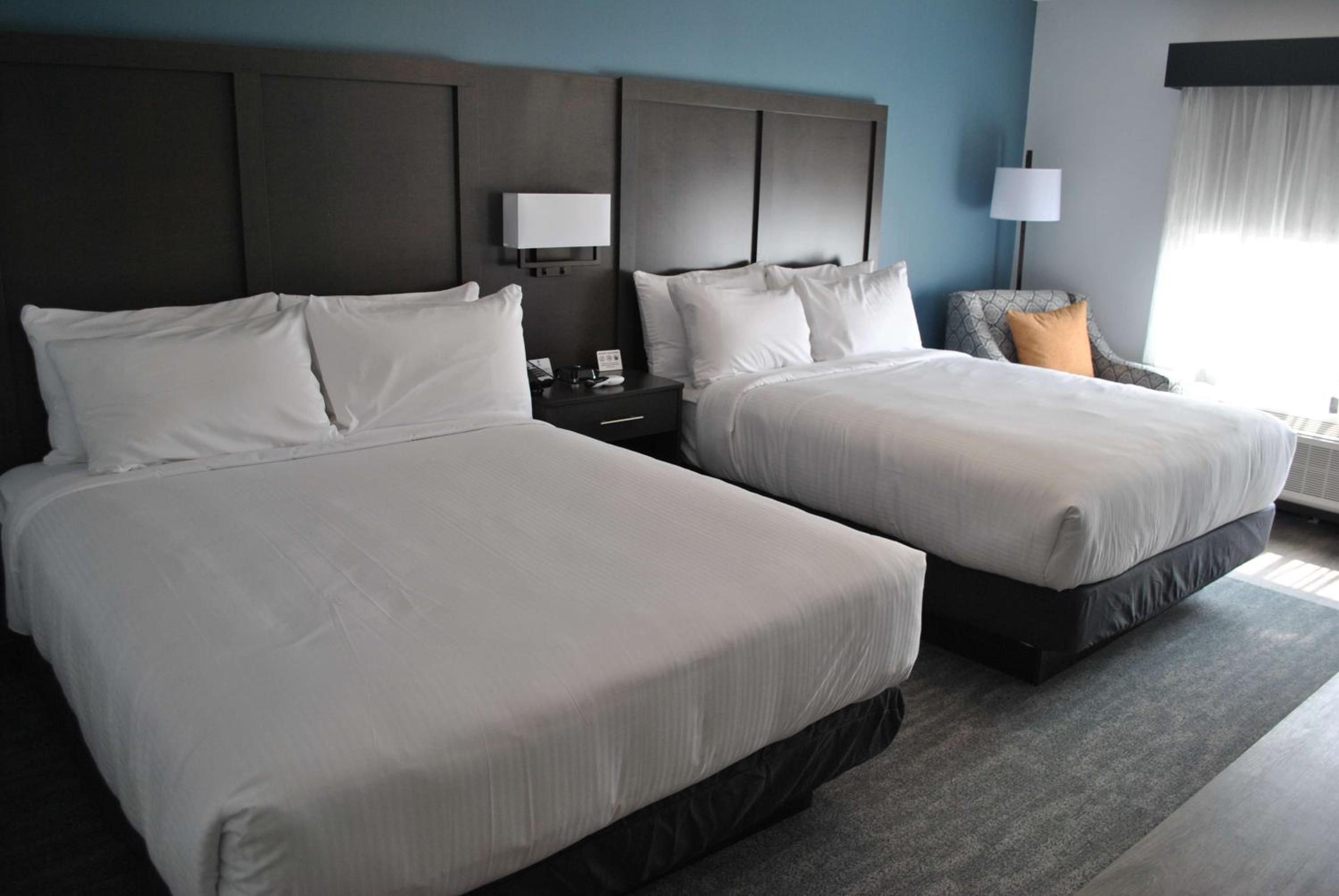 Queen Room with Two Queen Beds - Non-Smoking photo 1