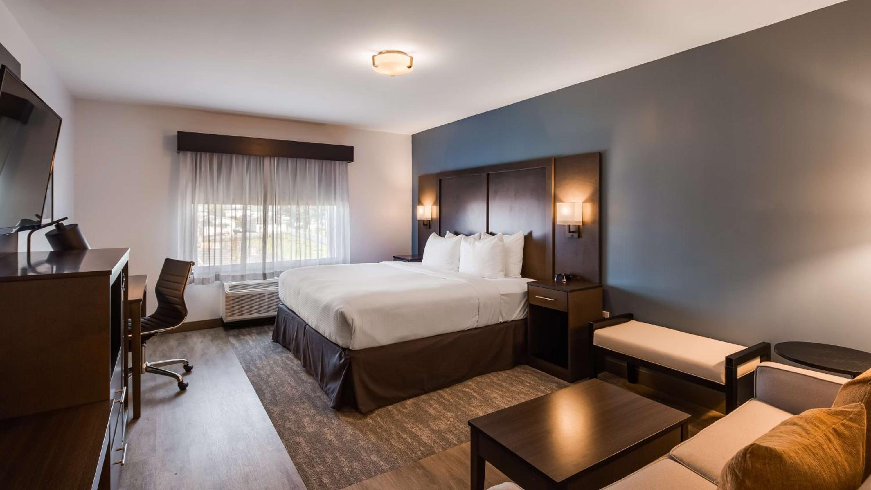 King Room with Sofa Bed - Shower Only photo 3