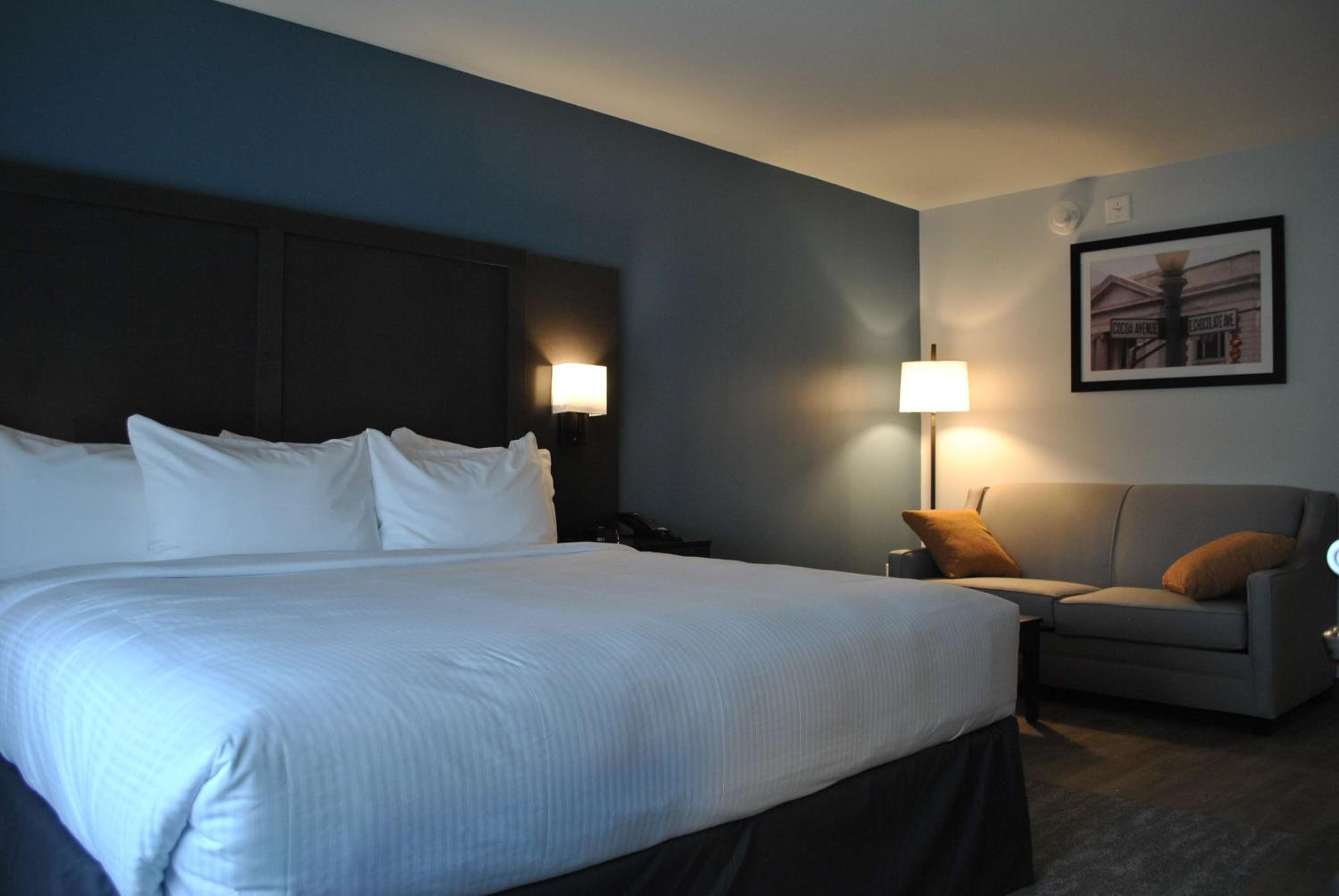 King Room with Sofa Bed - Shower Only photo 1