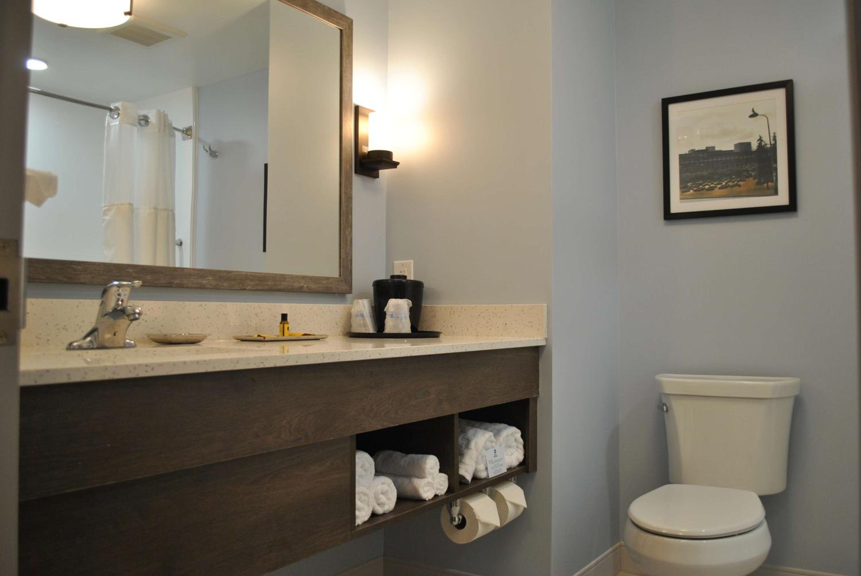 King Room with Sofa Bed - Shower Only photo 2