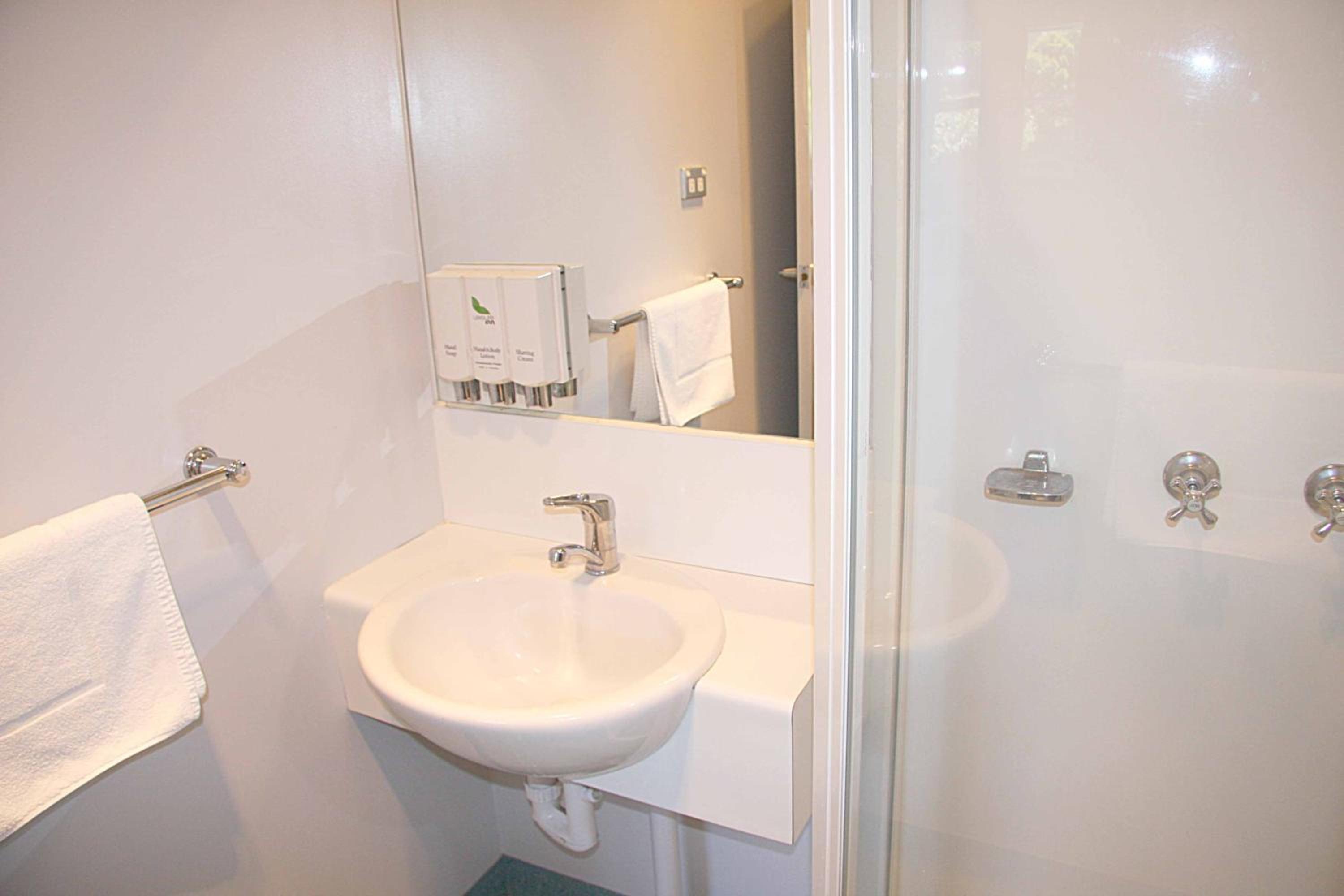 Double Room with Lake View - Photo 5
