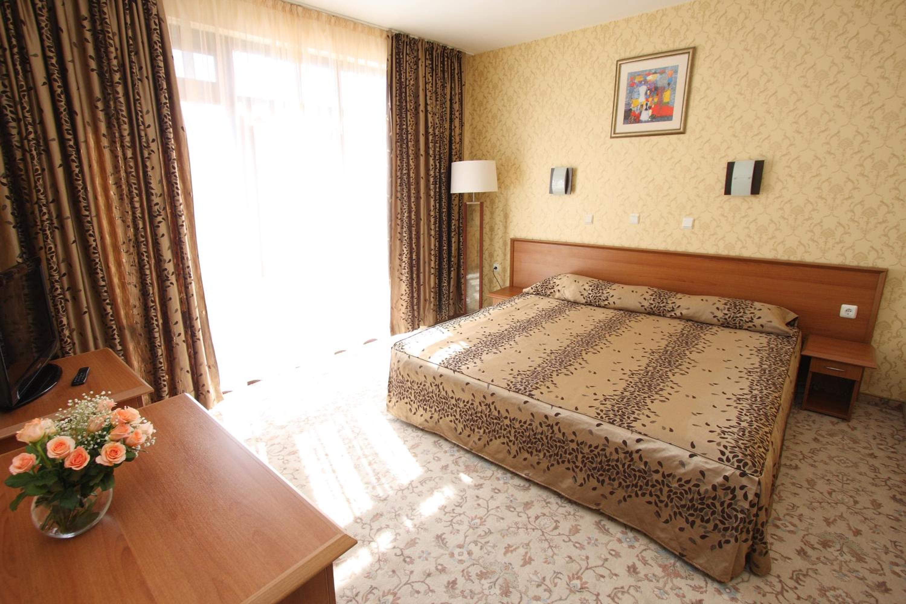 One-Bedroom Suite with Balcony - All Inclusive photo 1