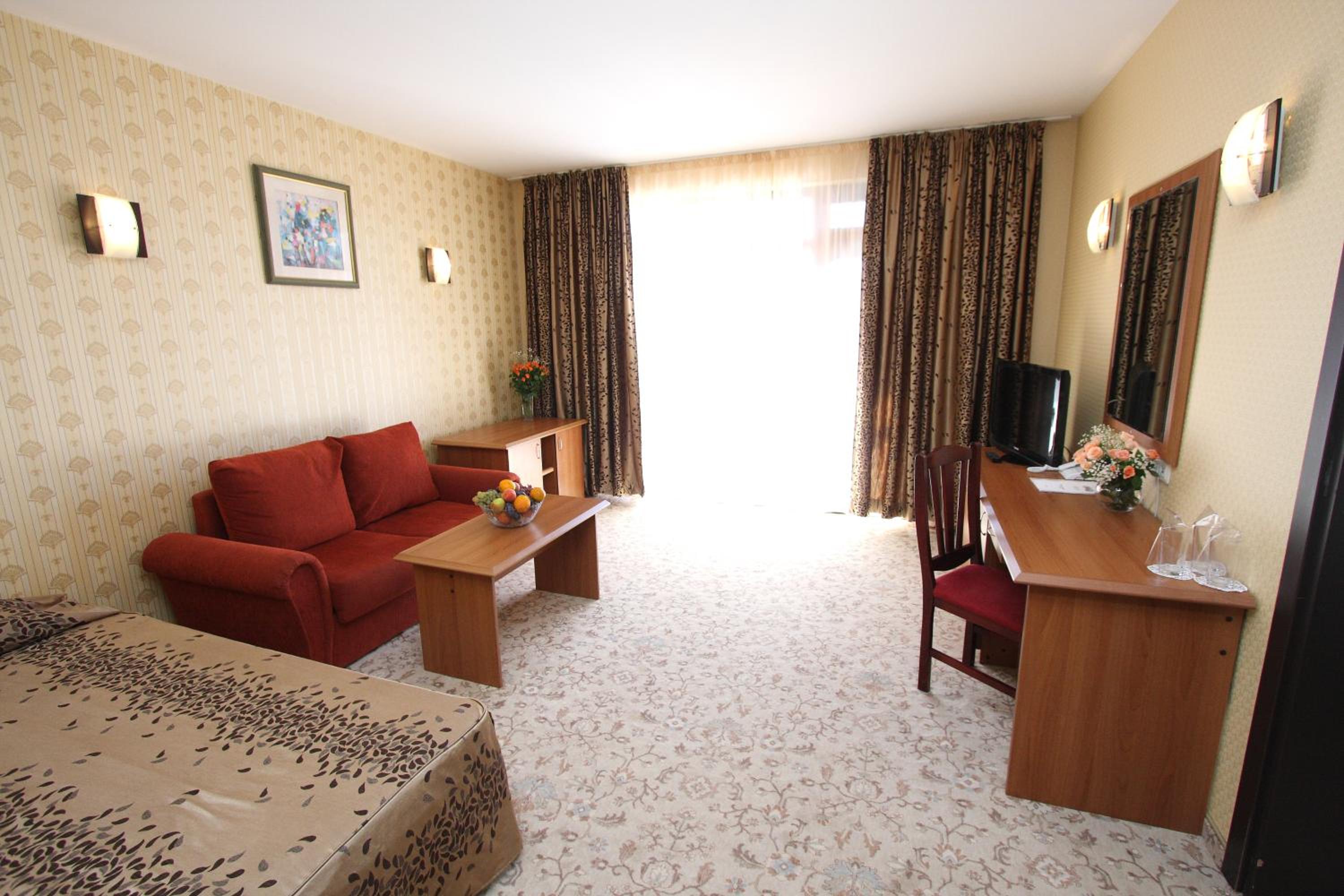 One-Bedroom Suite with Balcony - All Inclusive photo 2