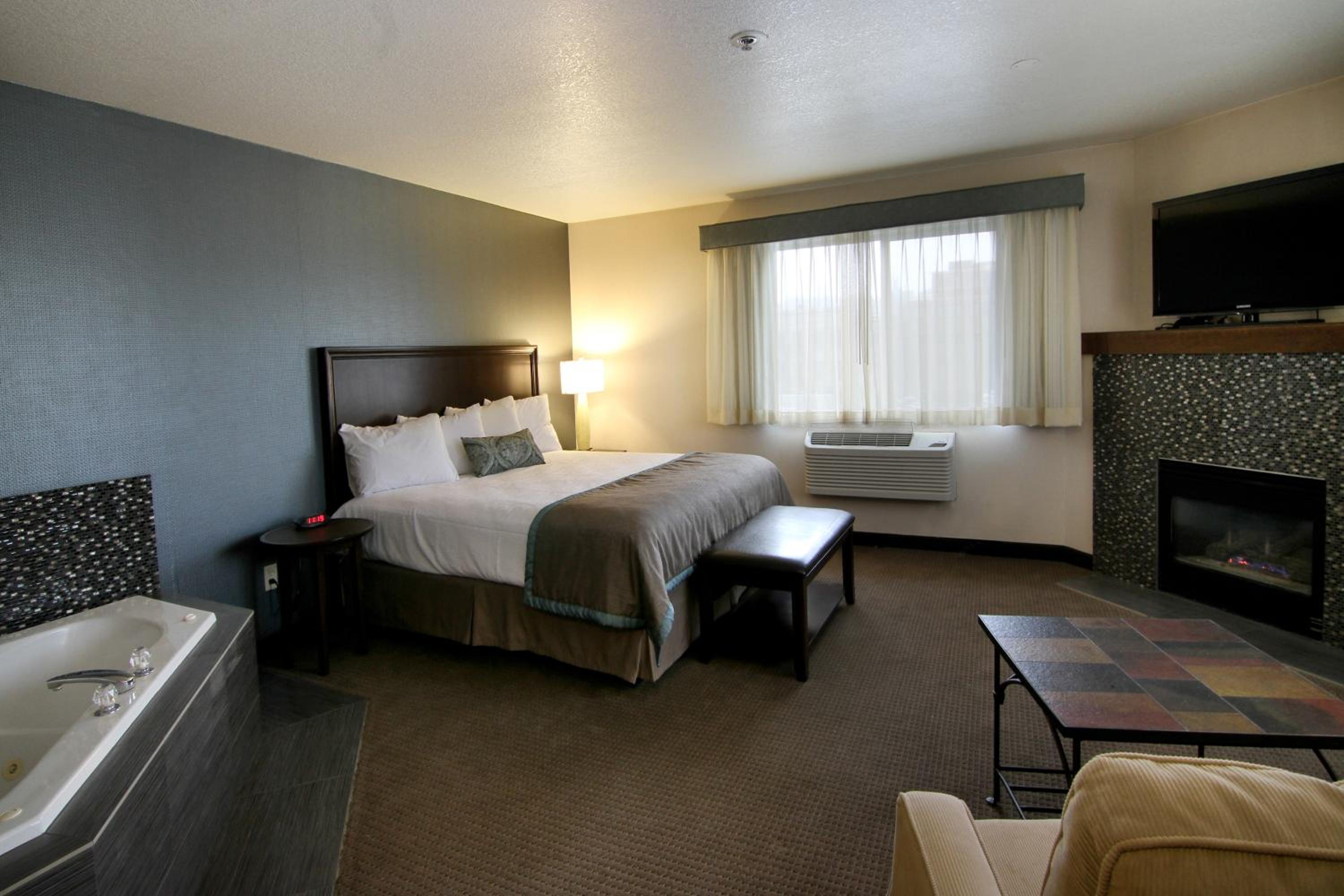 King Suite with Spa Bath and Fireplace - Non-Smoking - Photo 3