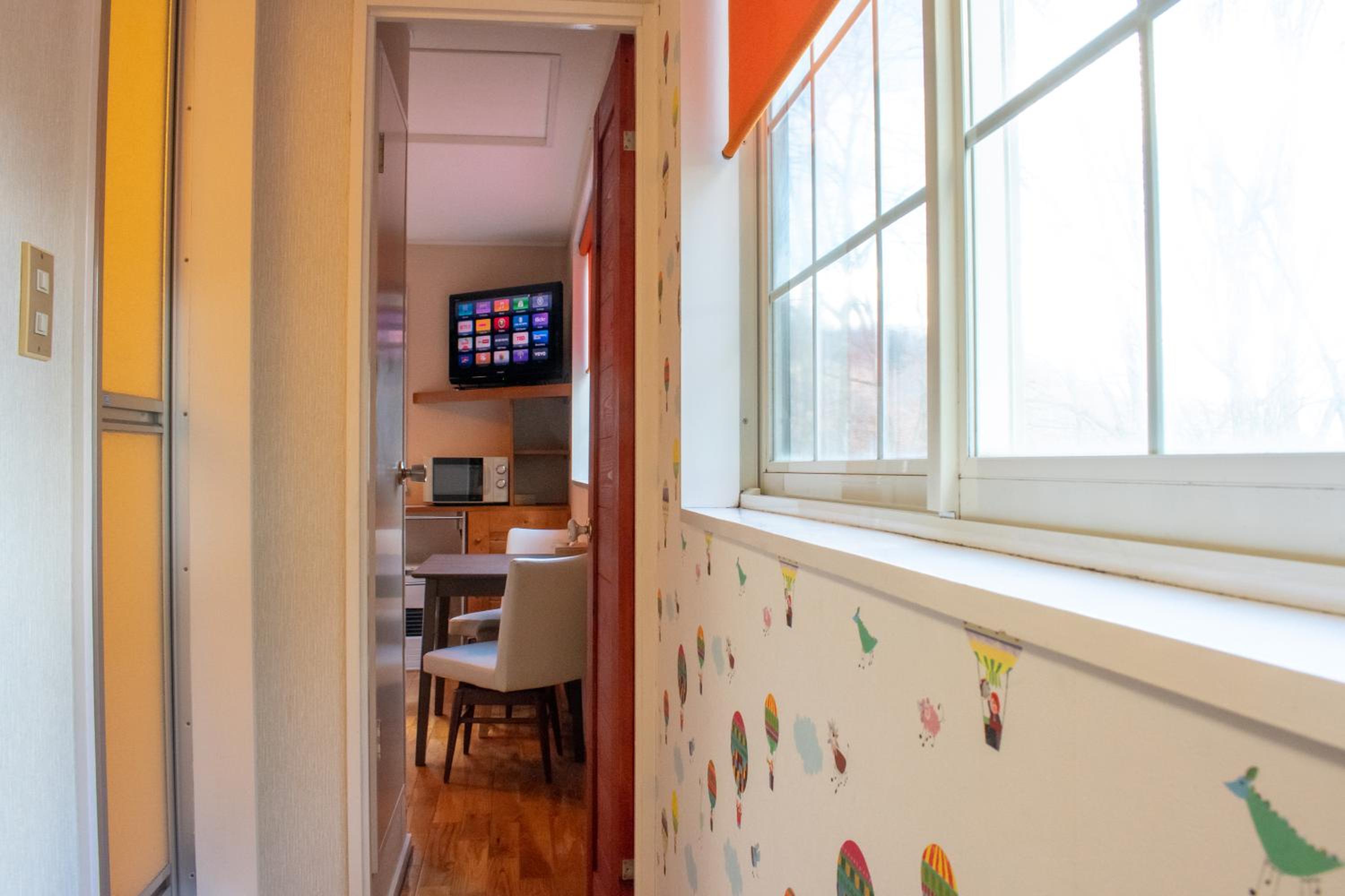 Deluxe Family Suite - Photo 11