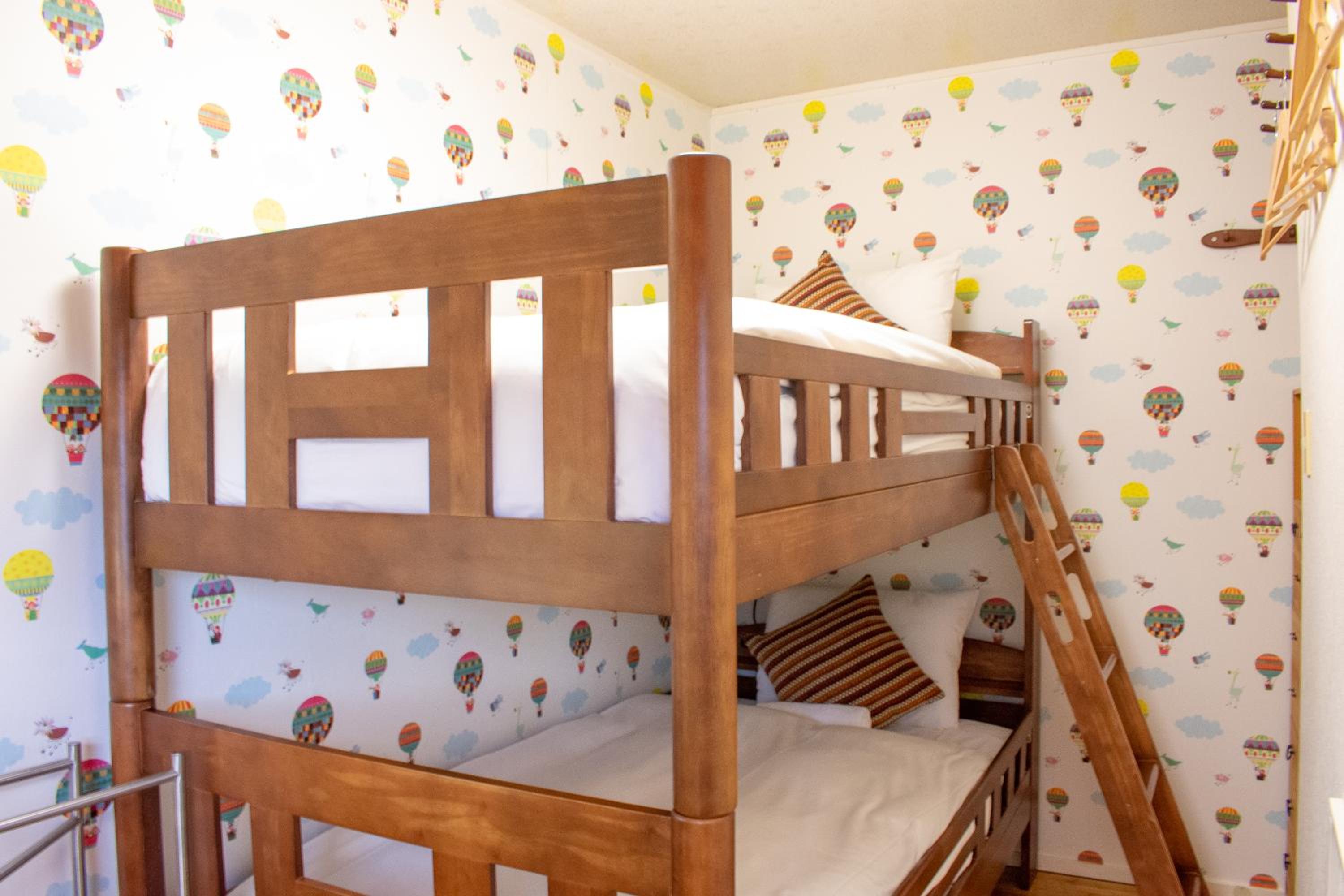 Deluxe Family Suite - Photo 4