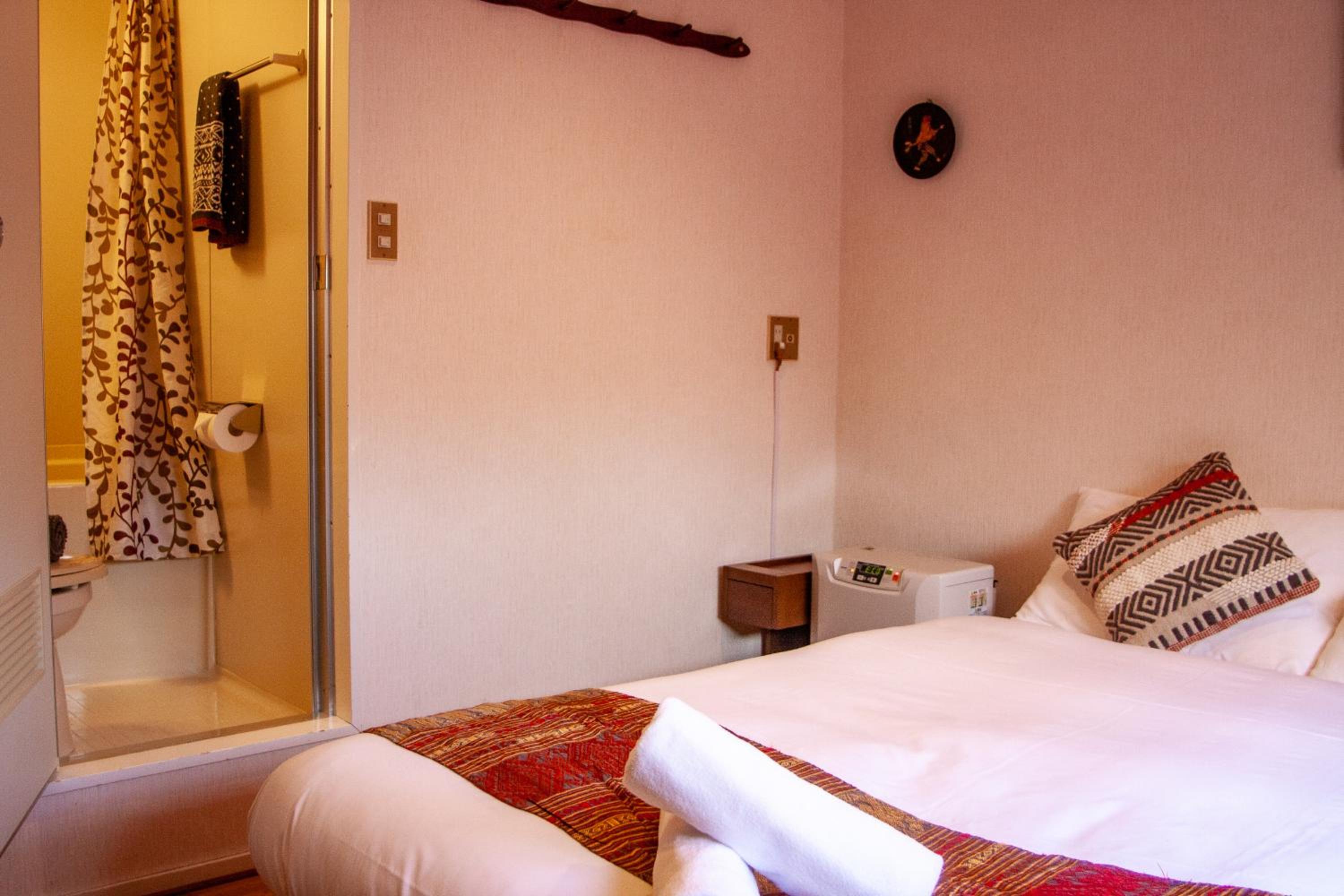 Double or Twin Room with Bathroom - Photo 6