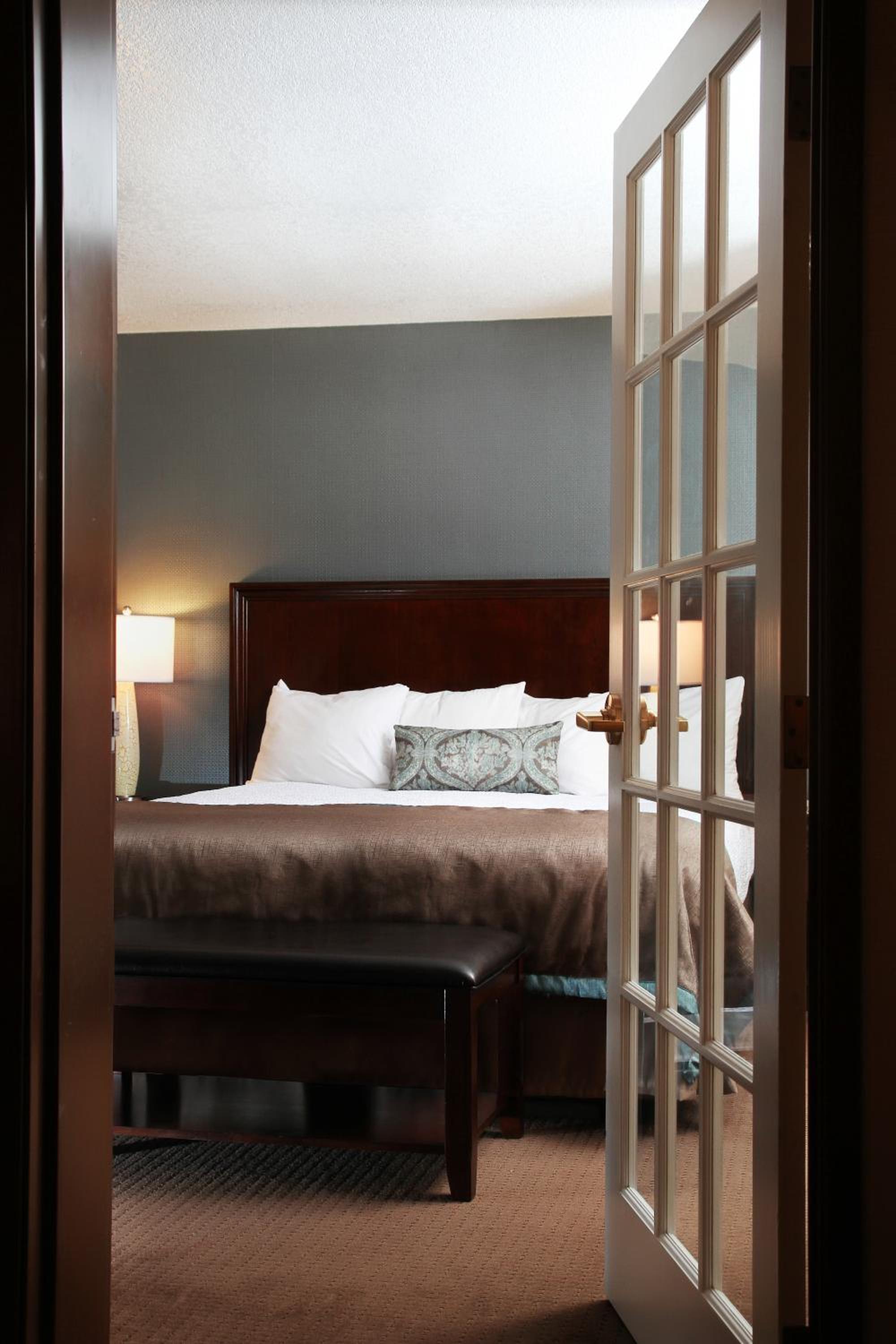 King Suite with Sofa Bed and Balcony - Non-Smoking - Photo 6