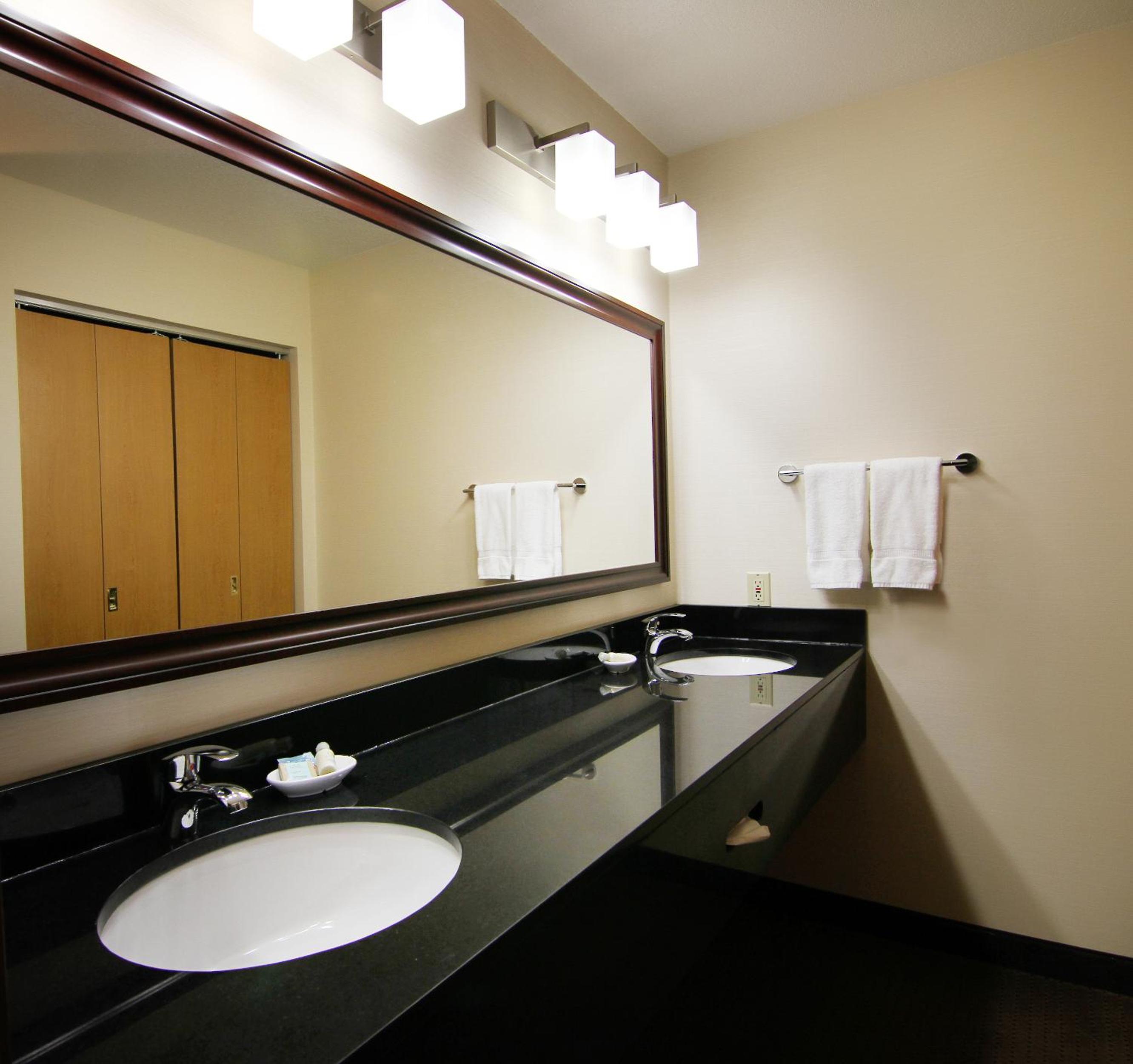 King Suite with Spa Bath and Fireplace - Non-Smoking - Photo 2