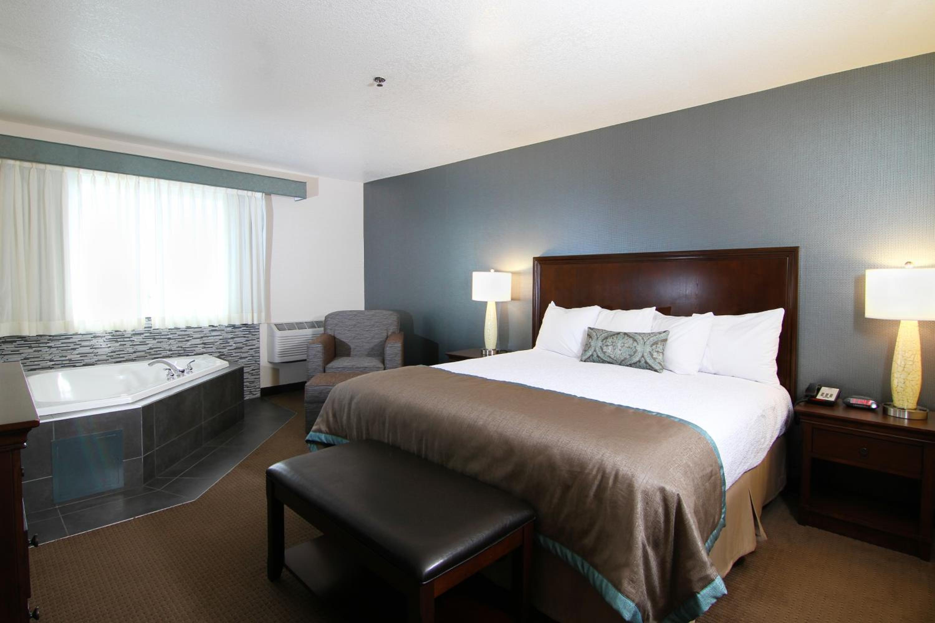 King Suite with Sofa Bed and Balcony - Non-Smoking - Photo 8