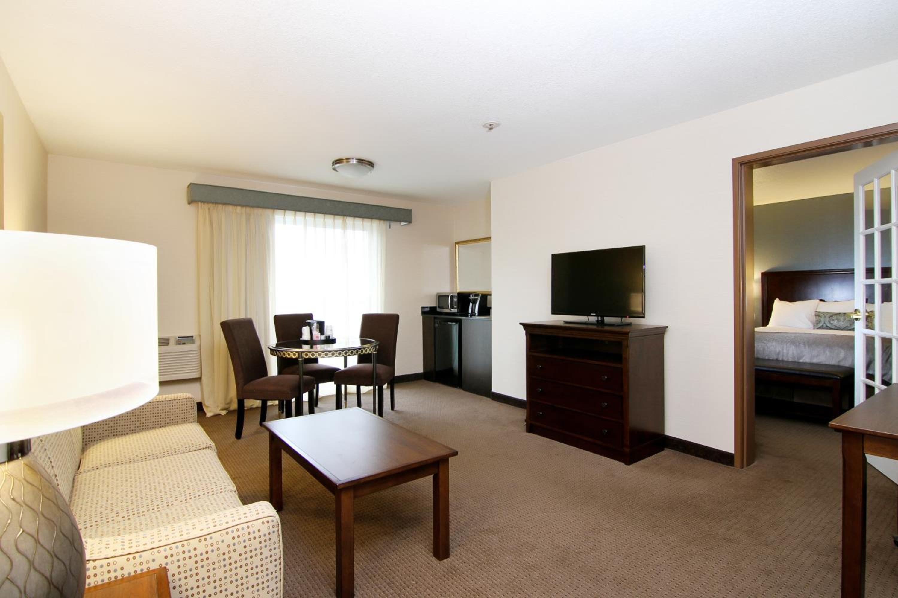 King Suite with Sofa Bed and Balcony - Non-Smoking - Photo 9