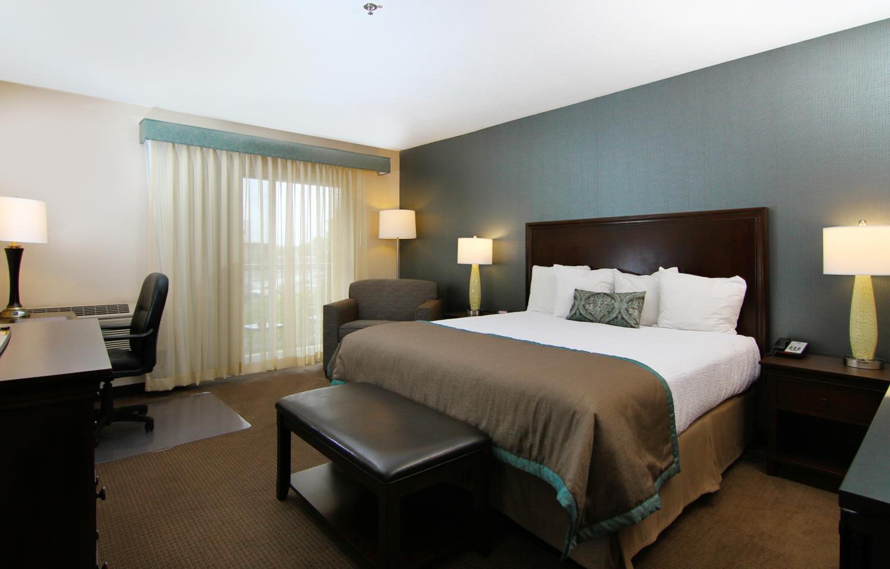 King Room with Balcony - Non-Smoking - Photo 9