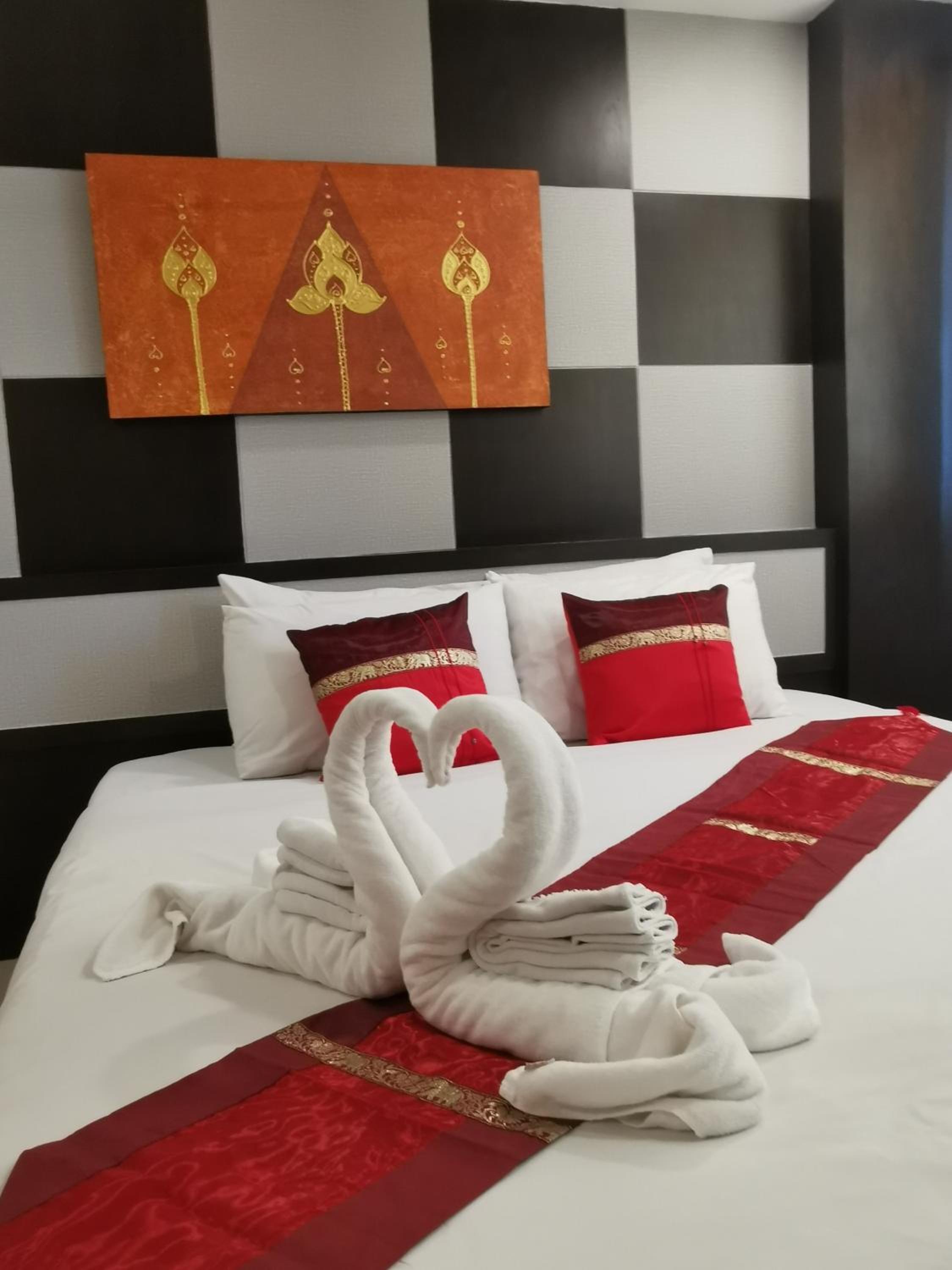 Deluxe Double Room with Round Trip Airport Transfer - Photo 14
