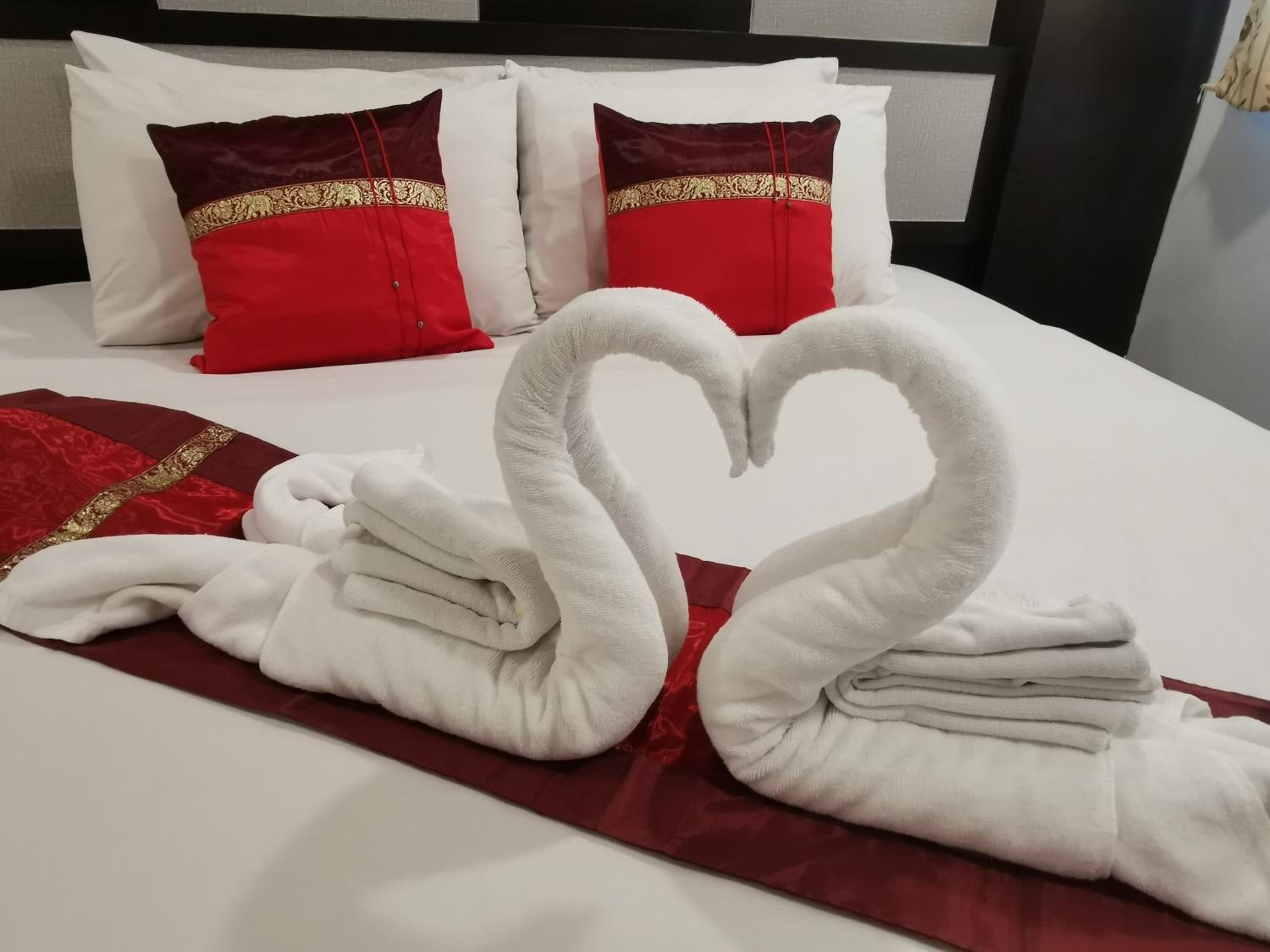 Deluxe Twin Room with Round Trip Airport Transfer - Photo 4