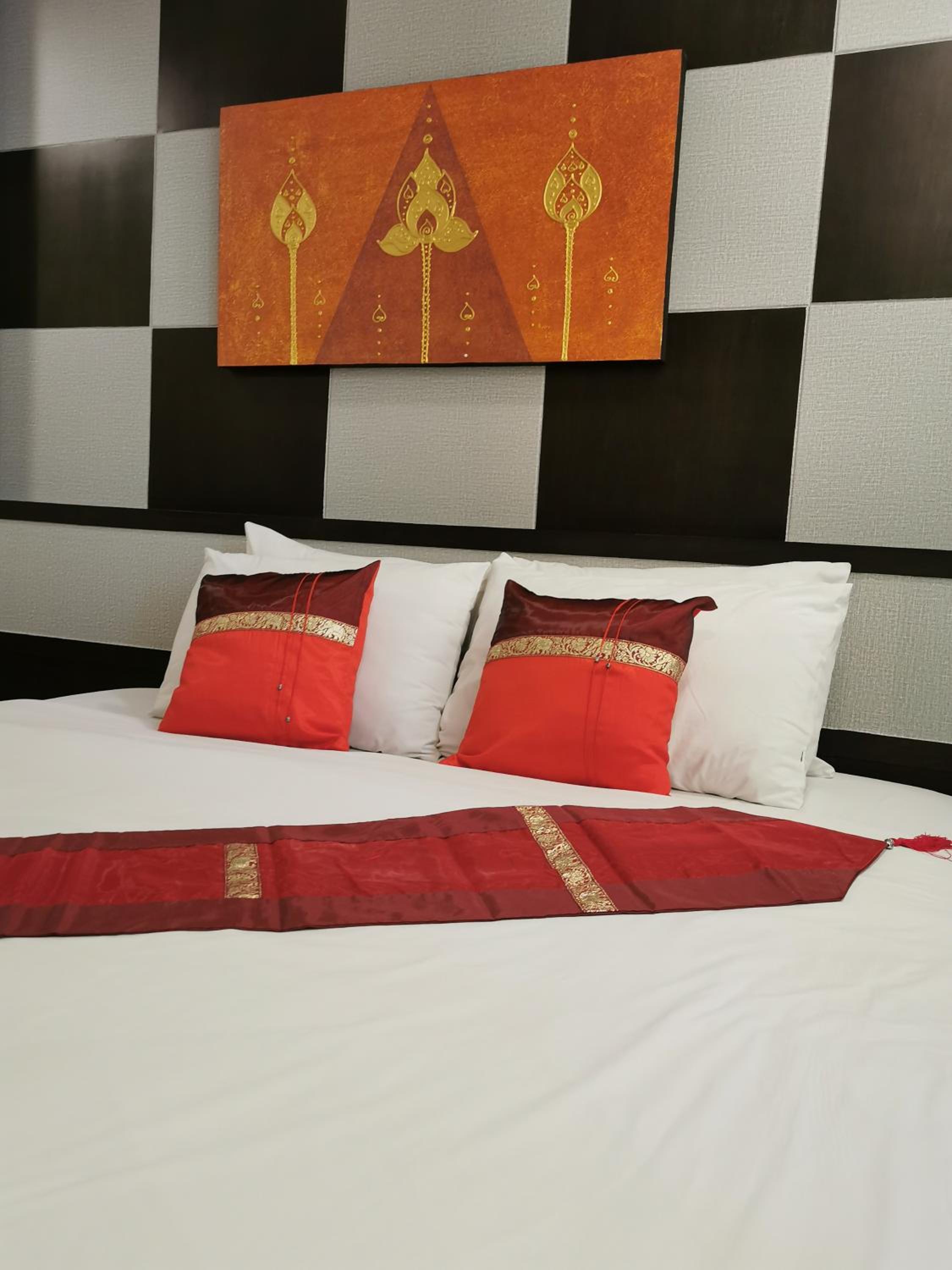 Deluxe Double Room with Round Trip Airport Transfer - Photo 5