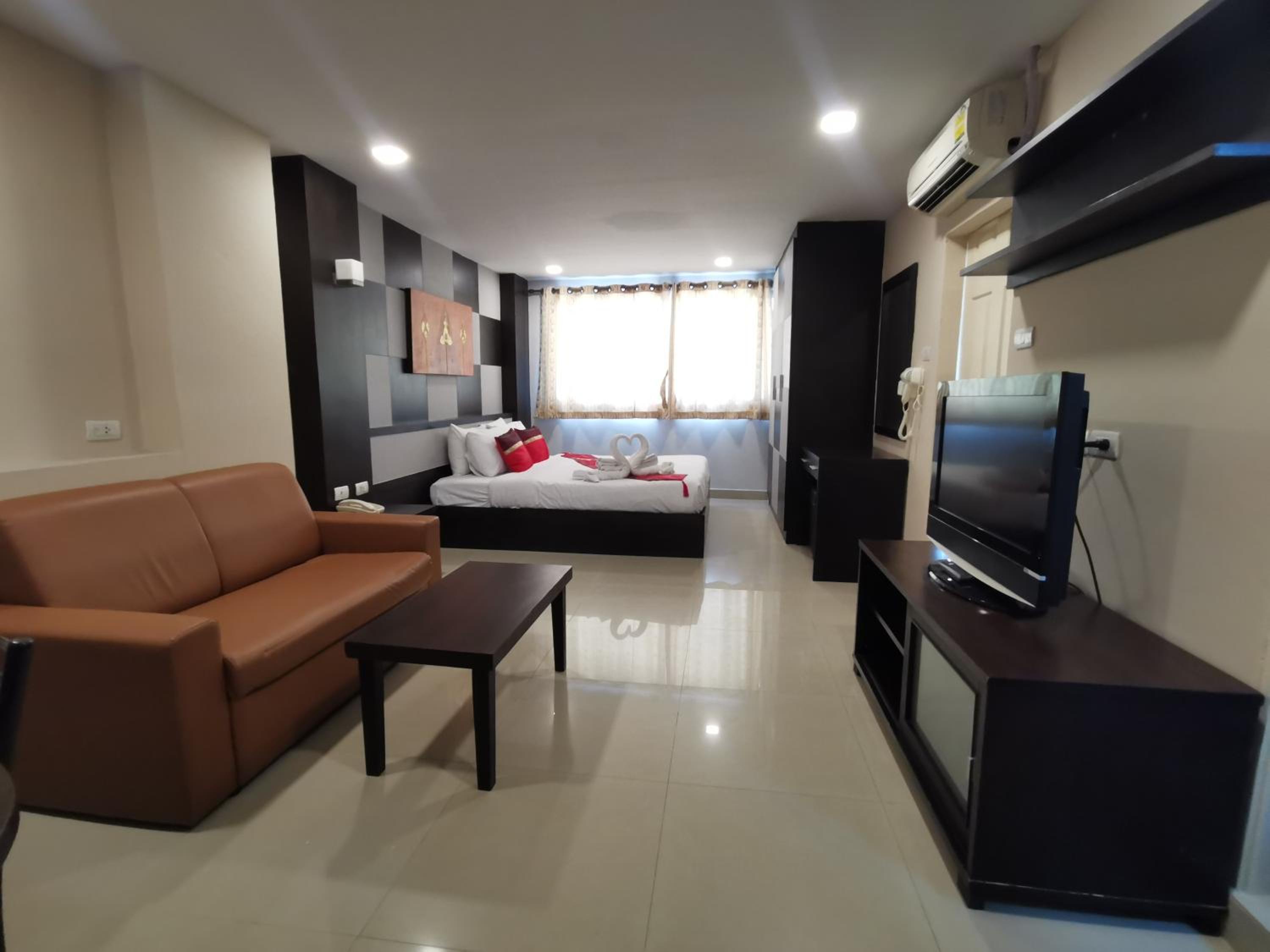 Deluxe Double Room with Round Trip Airport Transfer - Photo 15