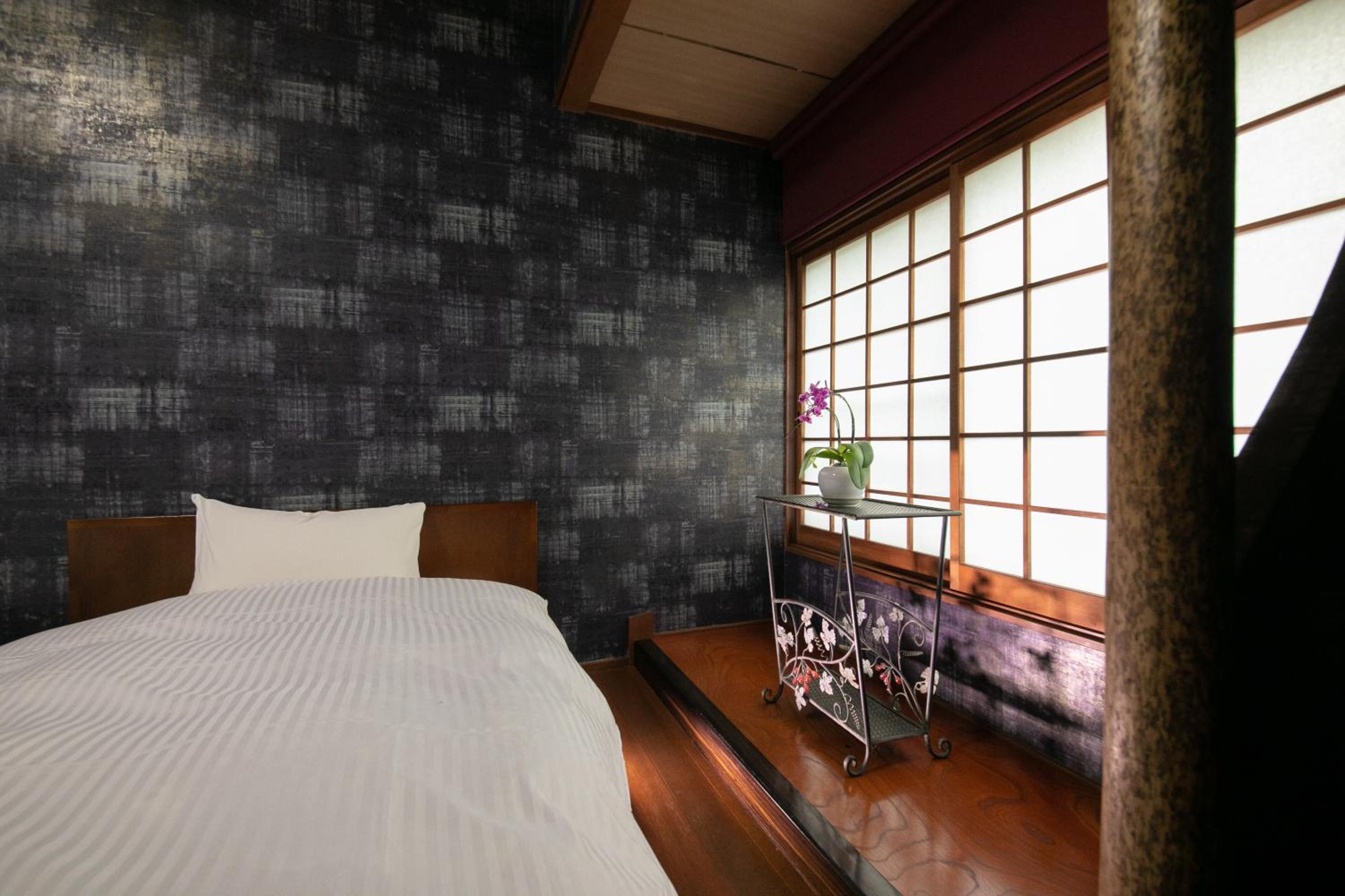 Twin Room with Shared Bathroom - Main Building photo 3