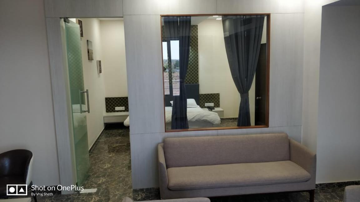 Suite - Photo 1