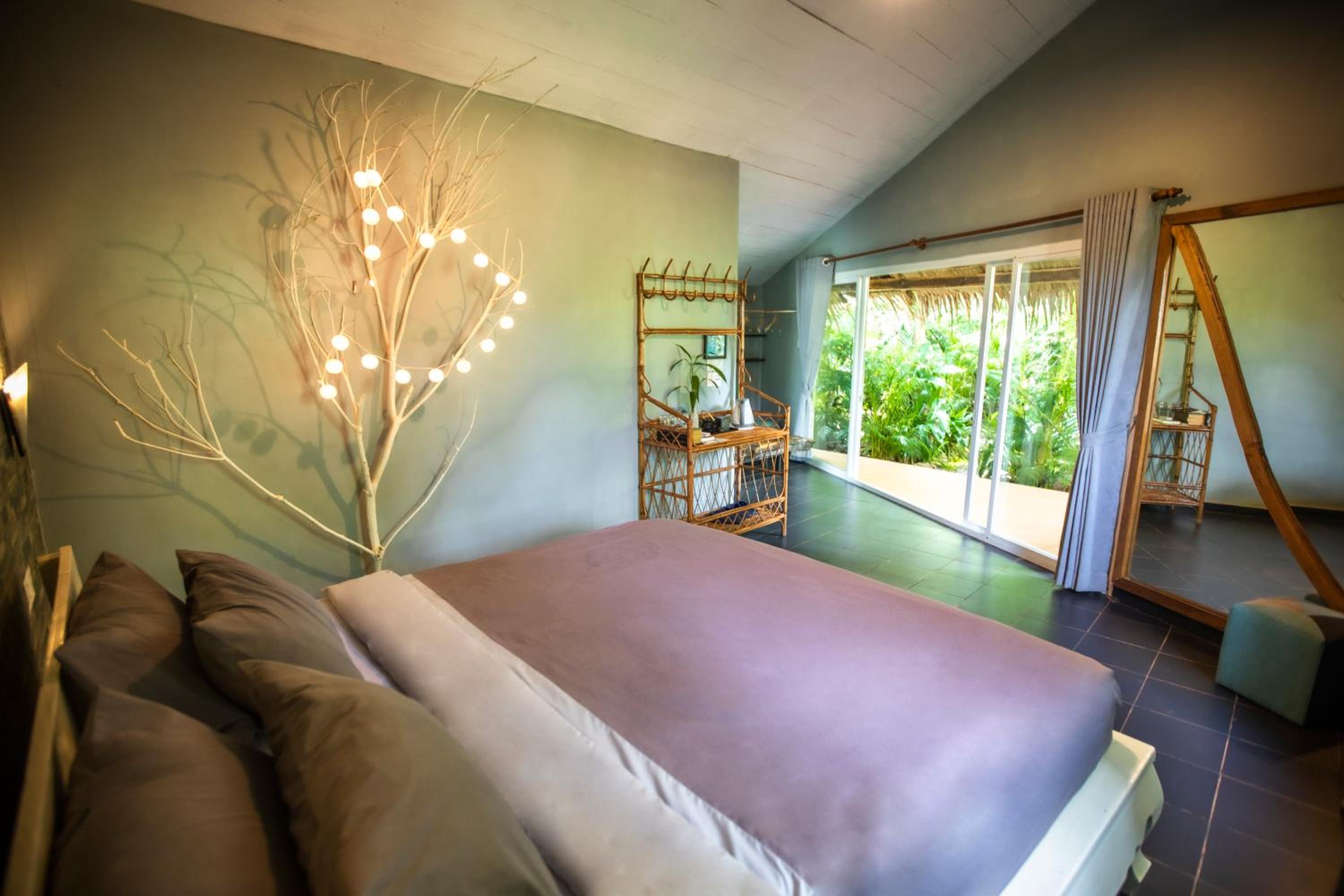 Deluxe Bungalow with Garden View photo 2