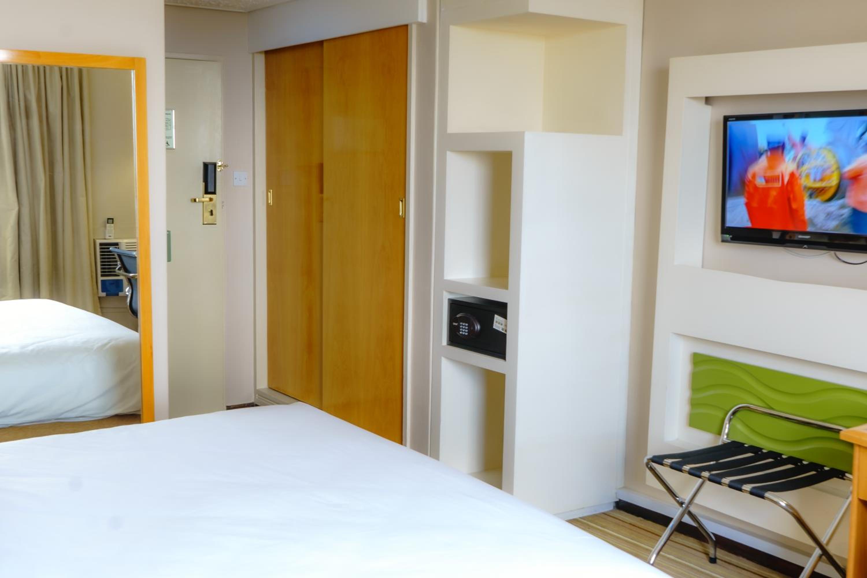Standard King Room photo 1