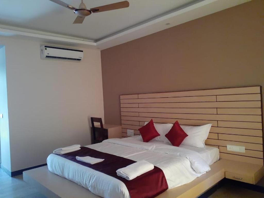 Deluxe Room with Pool View - Photo 1