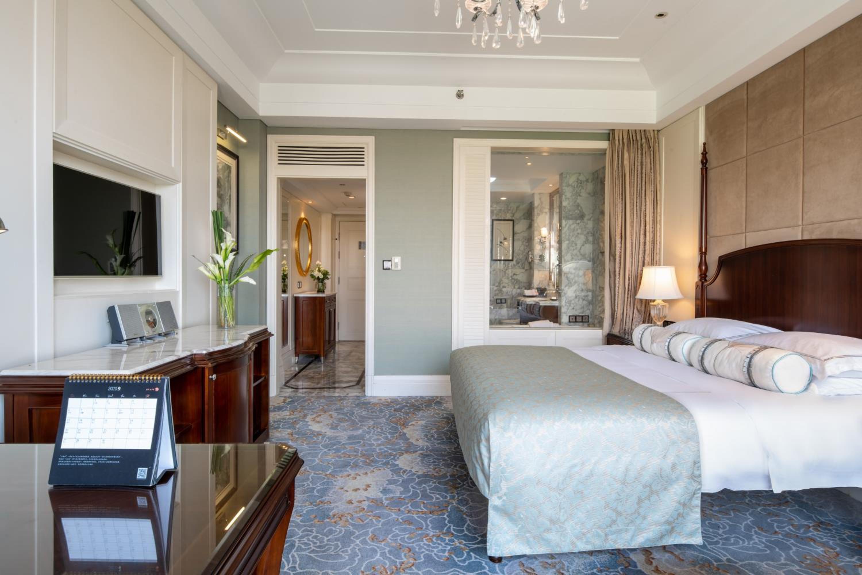 North Select King Bed Room
