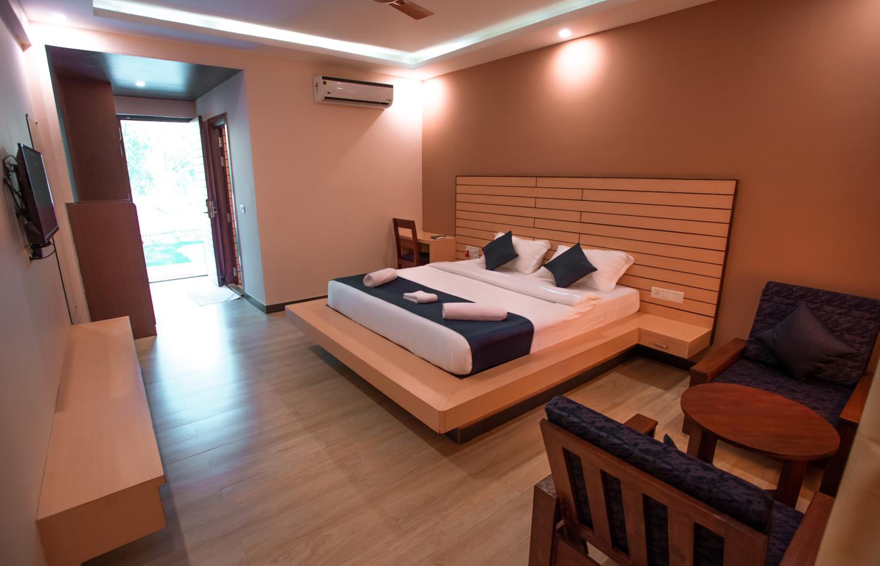 Deluxe Room with Pool View - Photo 5