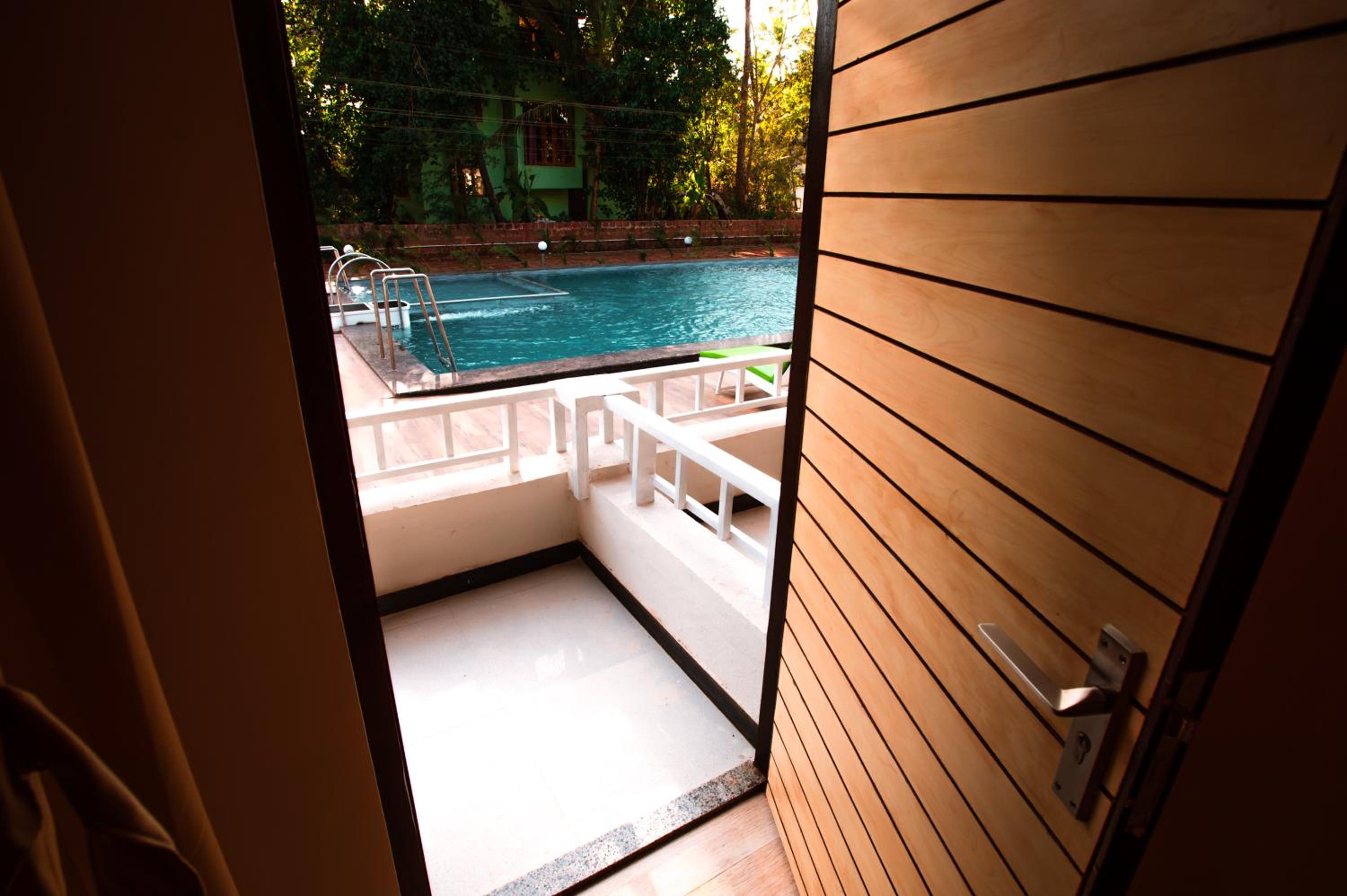 Deluxe Room with Pool View - Photo 6