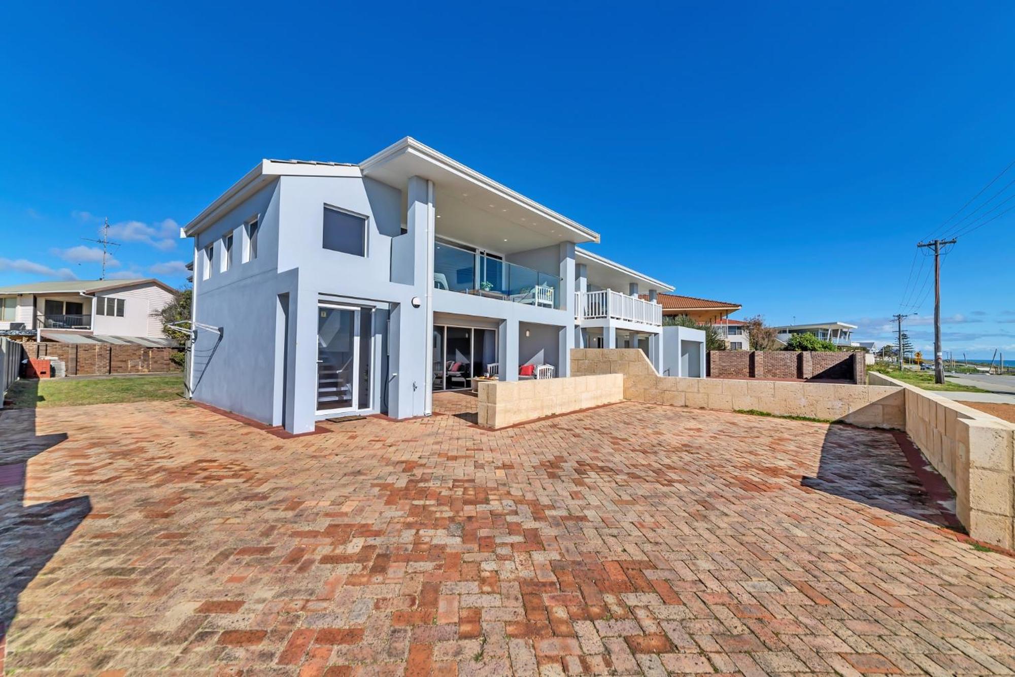 Blue Bay Stay - Halls Head - 12 Bed photo 2