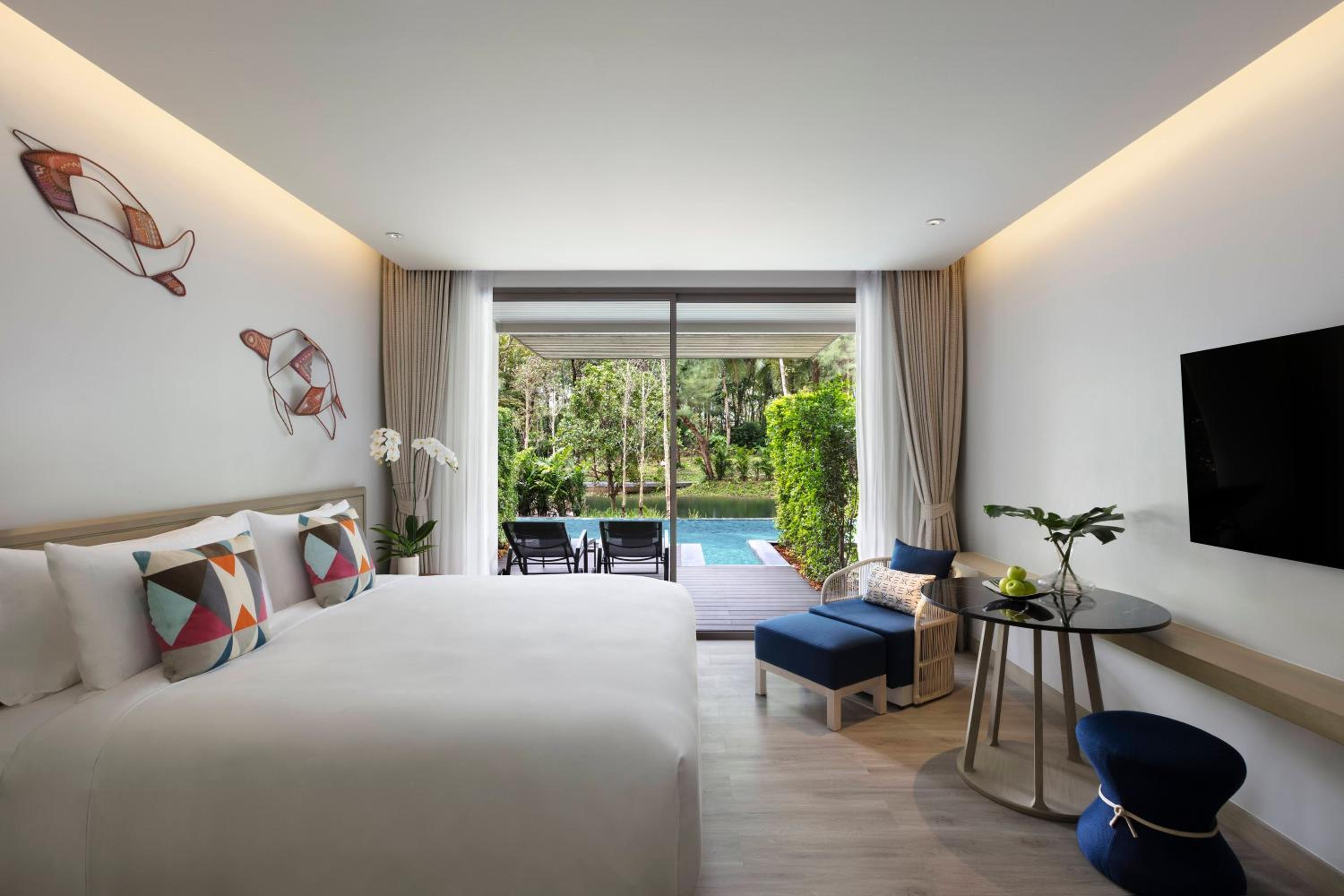 Deluxe Pool Access Room - Photo 11