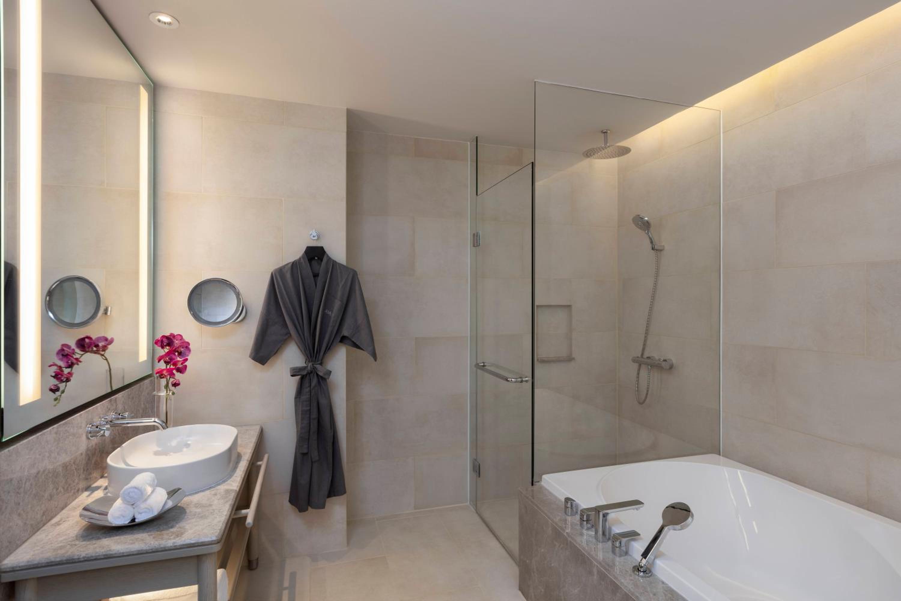 Two Bedroom Family Suite - Photo 8